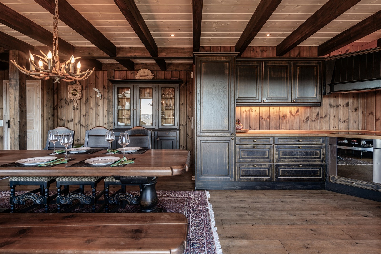 Kjøkkenet følger hyttens stil og har integrerte hvitevarer. Galleribilde