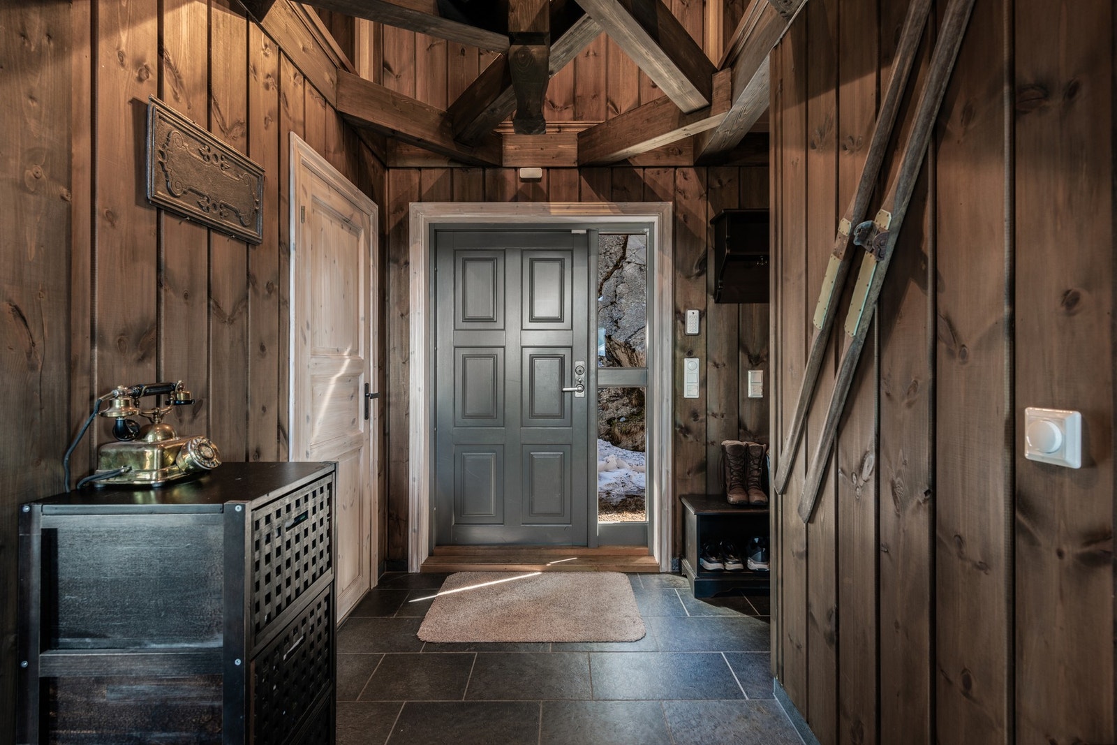 Stor entré med god plass til yttertøy. Galleribilde