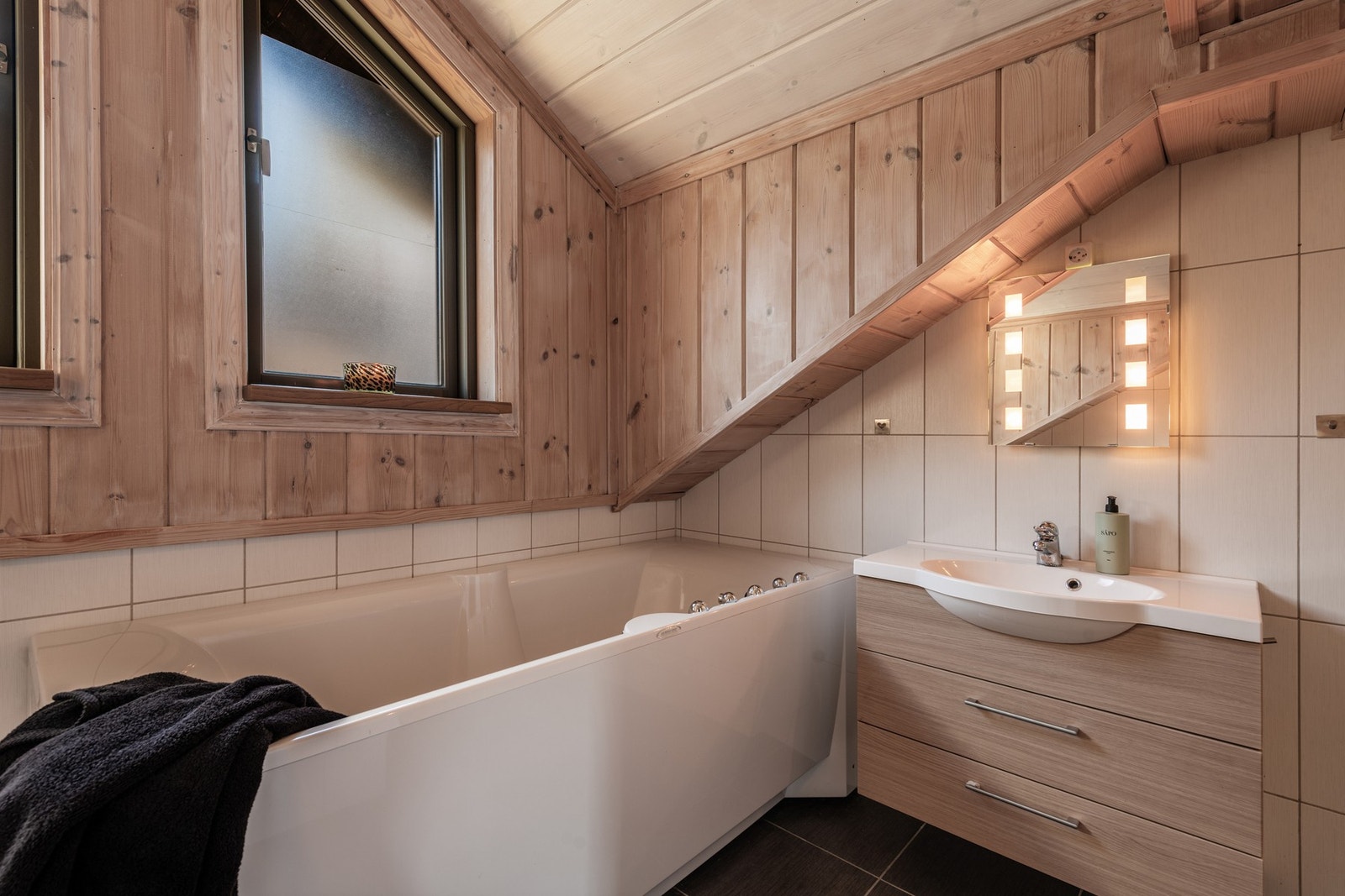 Hva er vel bedre enn et varmt bad i disse omgivelsene? Galleribilde