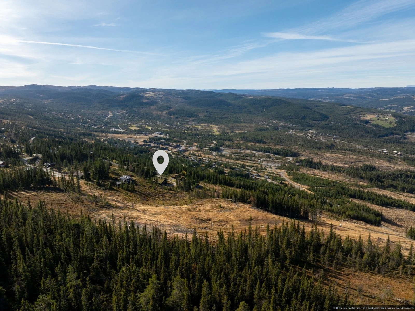 Hyttens plassering i terrenget. Galleribilde