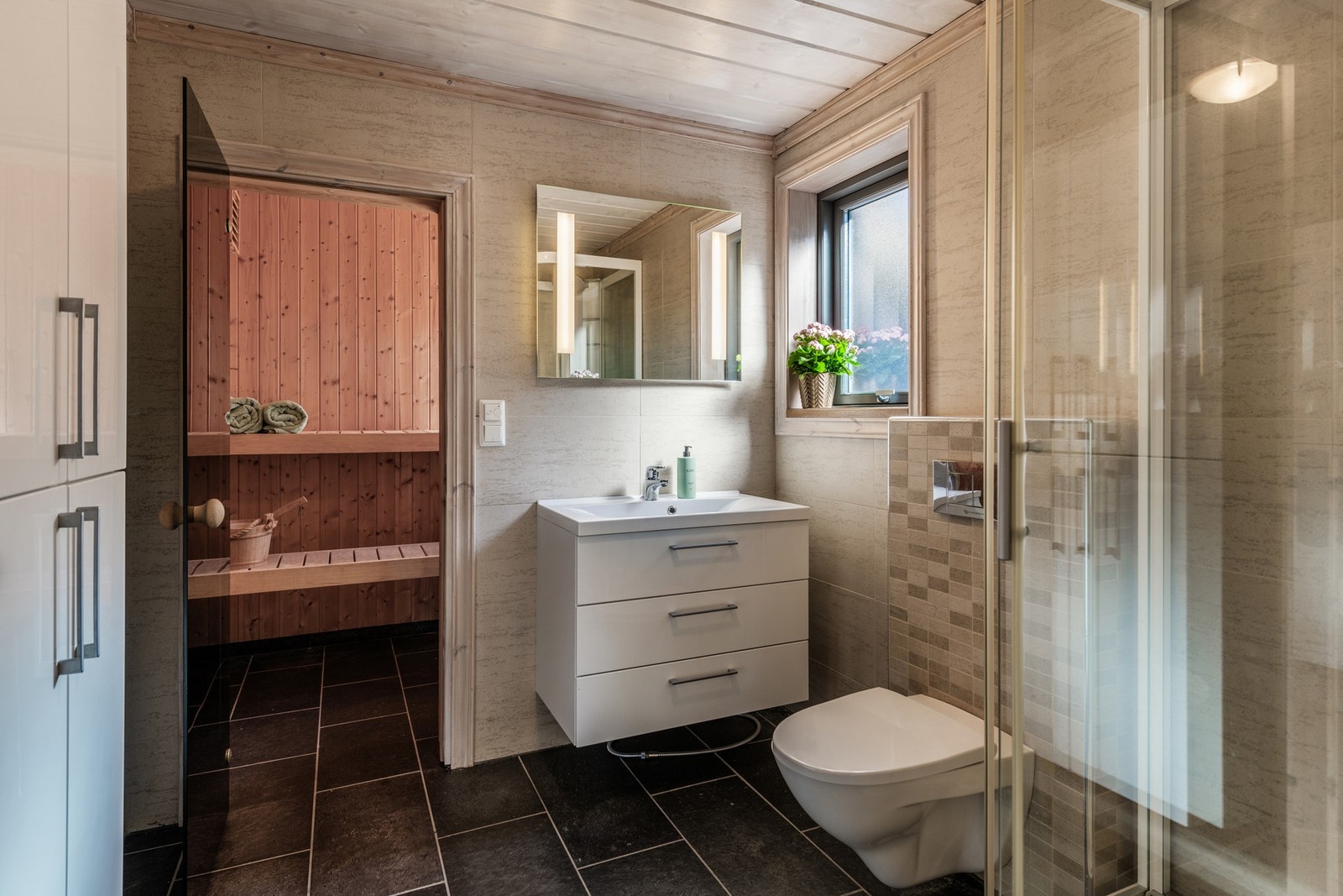 Lekkert bad med badstue. Galleribilde