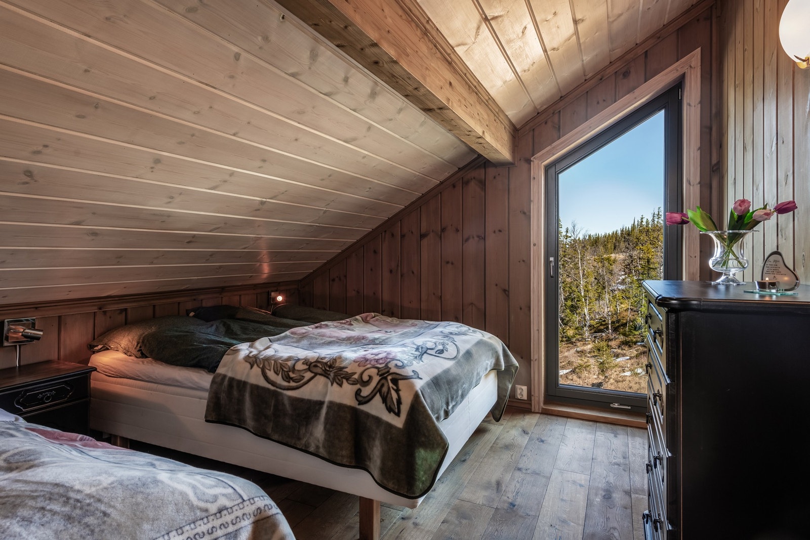 Soverommet er makent til det andre, og gir rom for å invitere til en koselig hyttehelg. Galleribilde