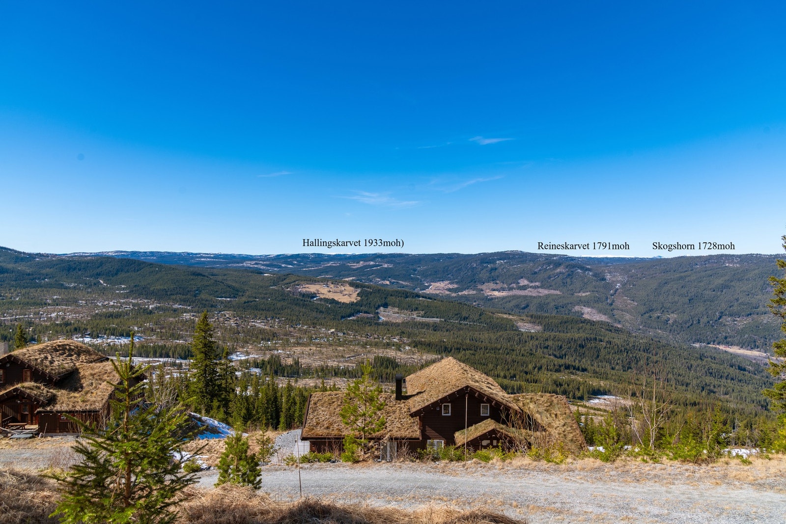 Omringet av noen av Norges flotteste fjell. Galleribilde