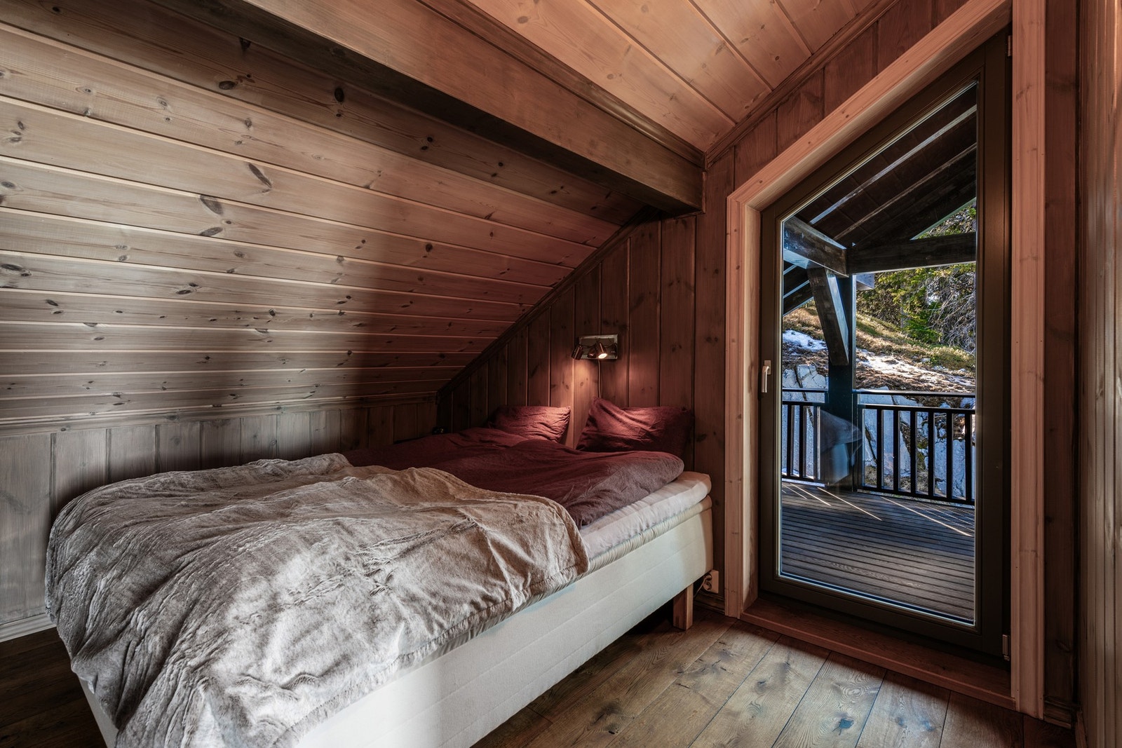 Soverom med utgang til overbygget terrasse. Galleribilde