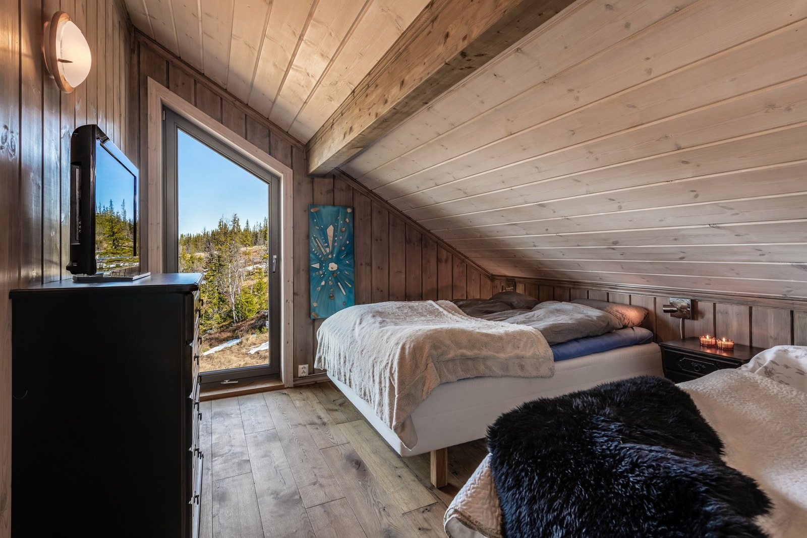 Lyst soverom med god plass og stort vindu som inviterer naturen inn. Galleribilde