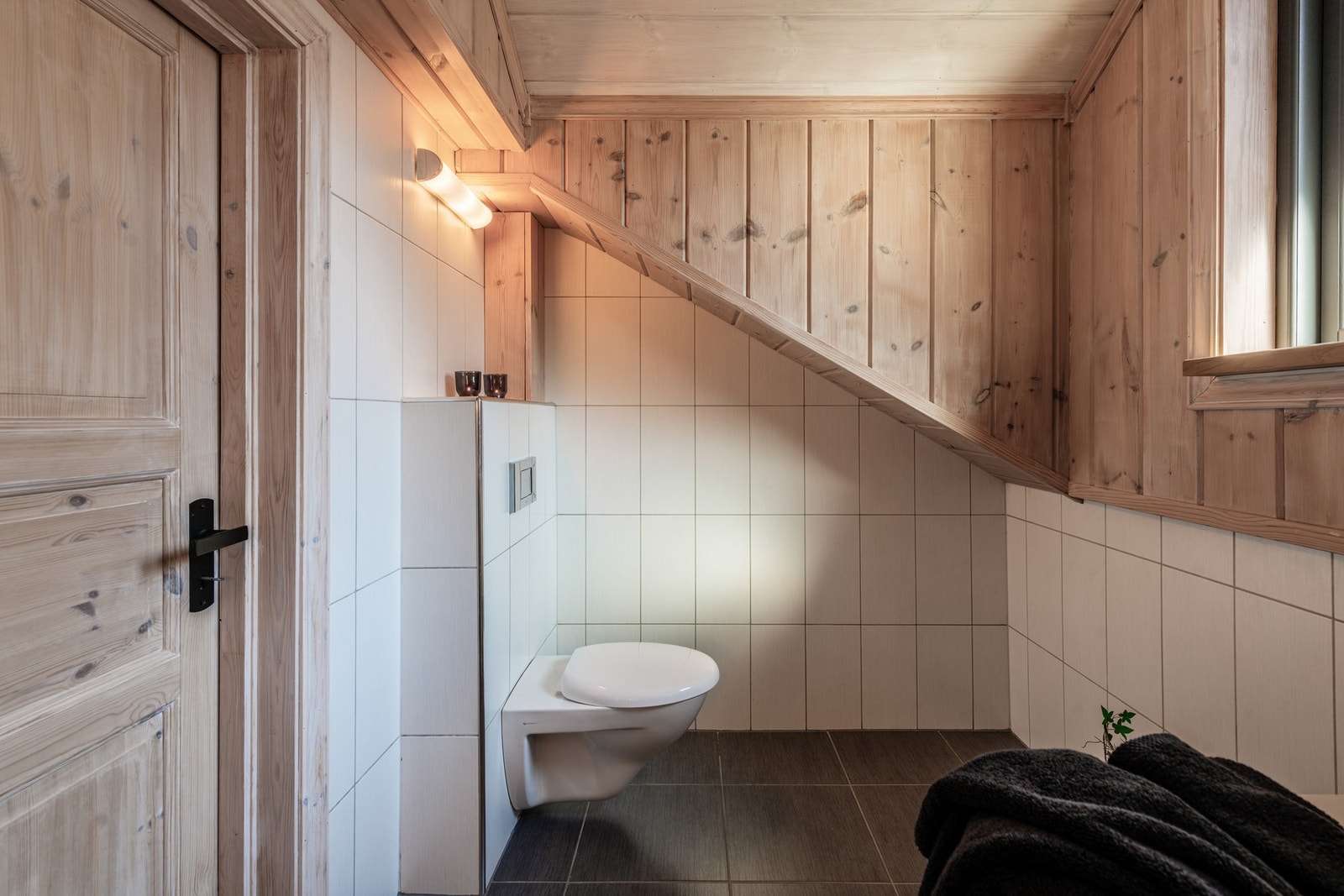 De myke veggene møter flisene og skaper en lun stemning. Galleribilde