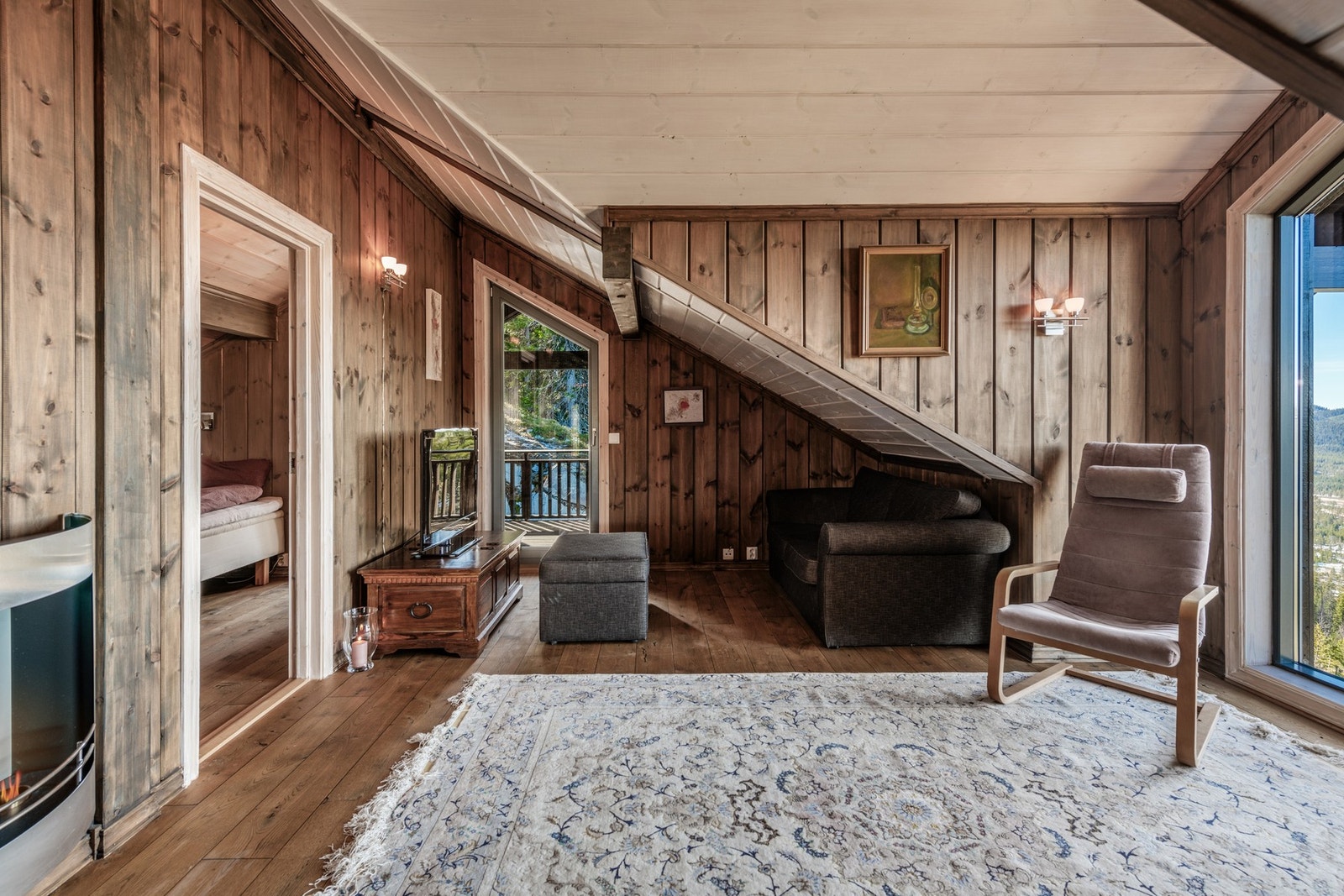 Romslig stue med gasspeis og TV-krok. Galleribilde