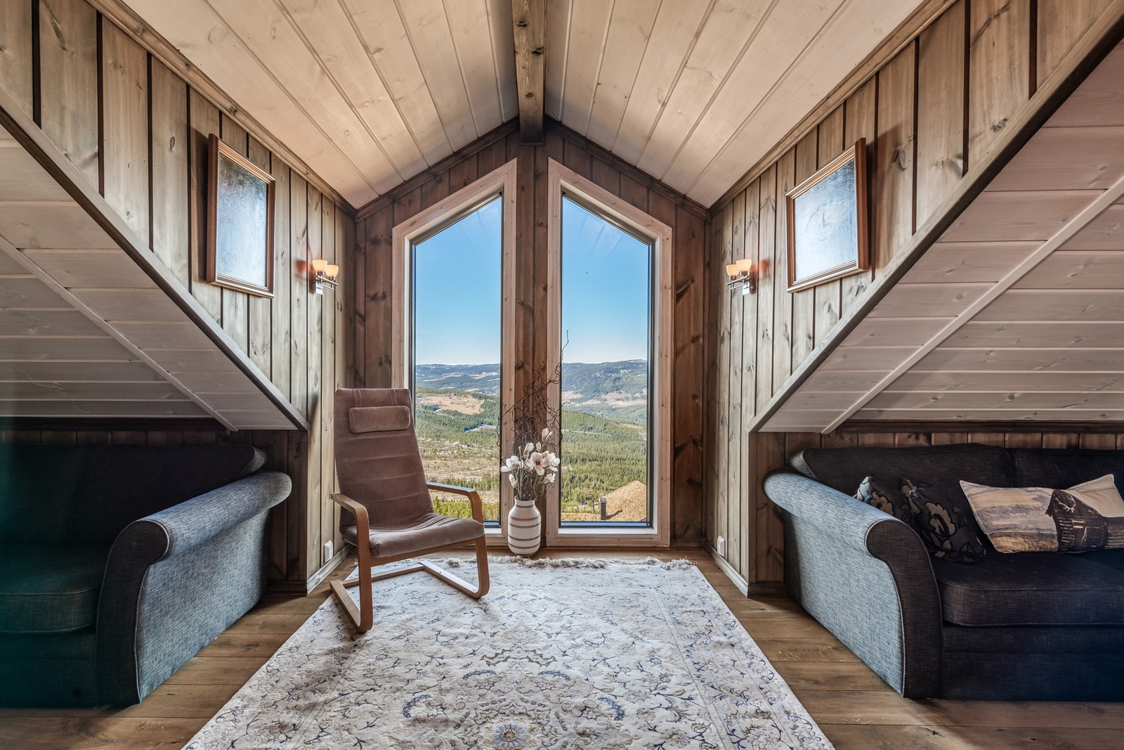 De store vinduene slipper inn naturlig lys og gir rommet dybde. Galleribilde