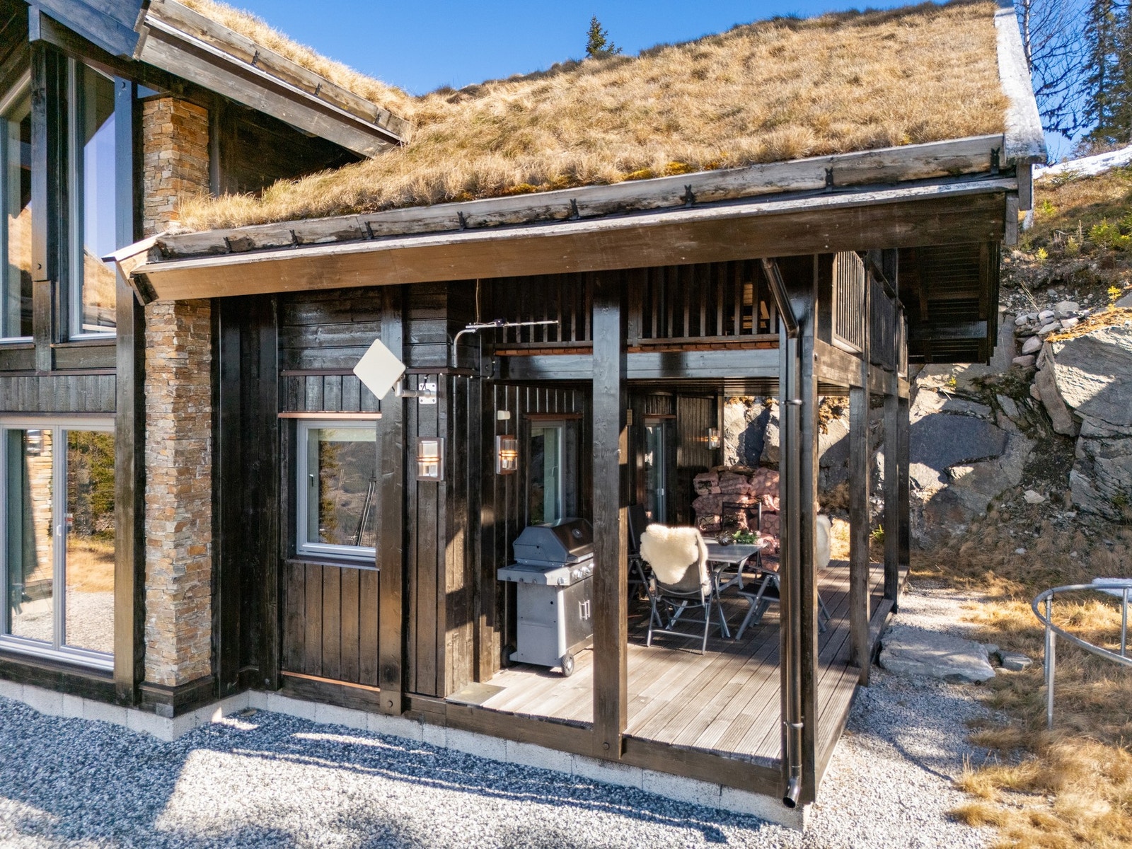 Overbygget terrasse - perfekt for grilling i solen. Galleribilde