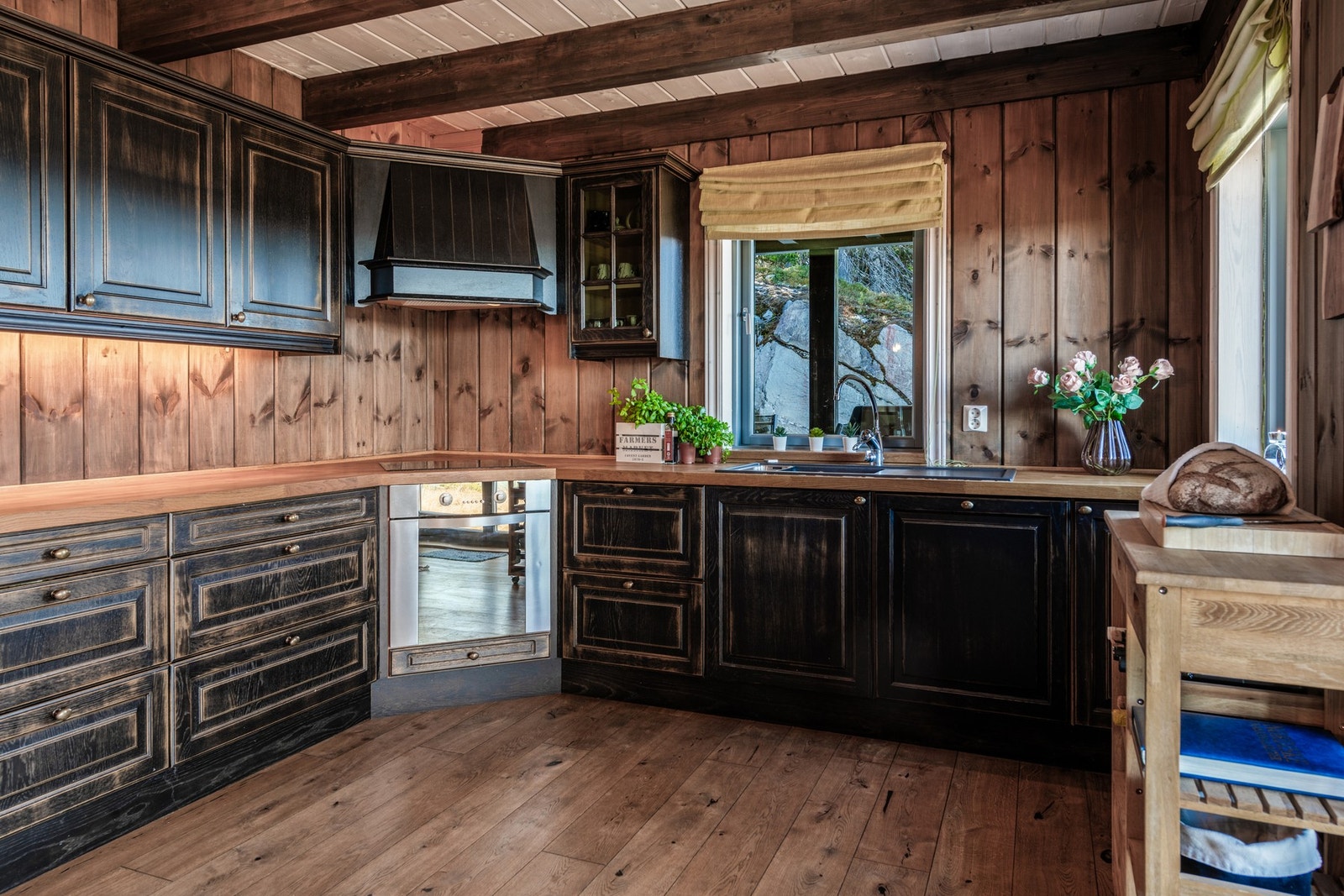 Med god skap- og benkplass blir matlagingen til en lek. Galleribilde