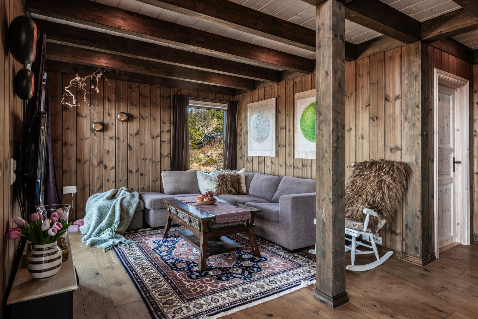 Koselig tv-stue med et lunt inntrykk. Galleribilde