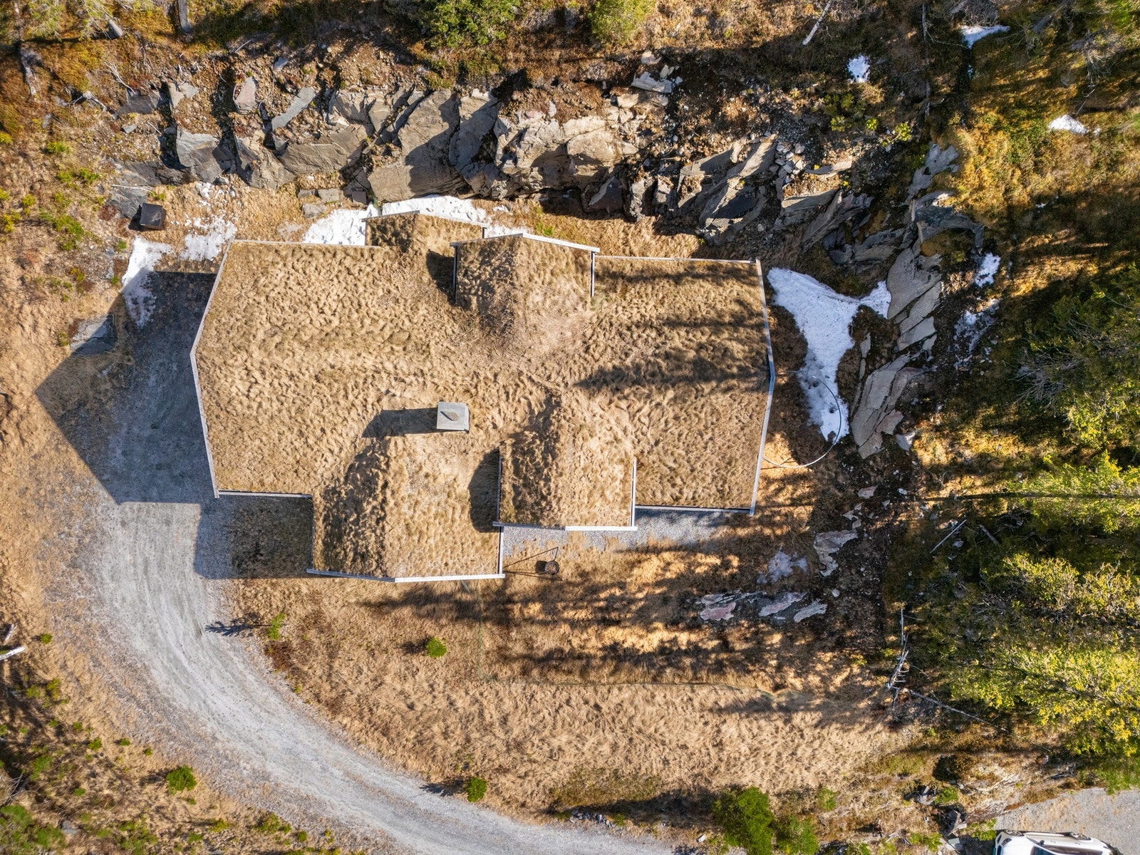 God plass til parkering utenfor hytten. Galleribilde