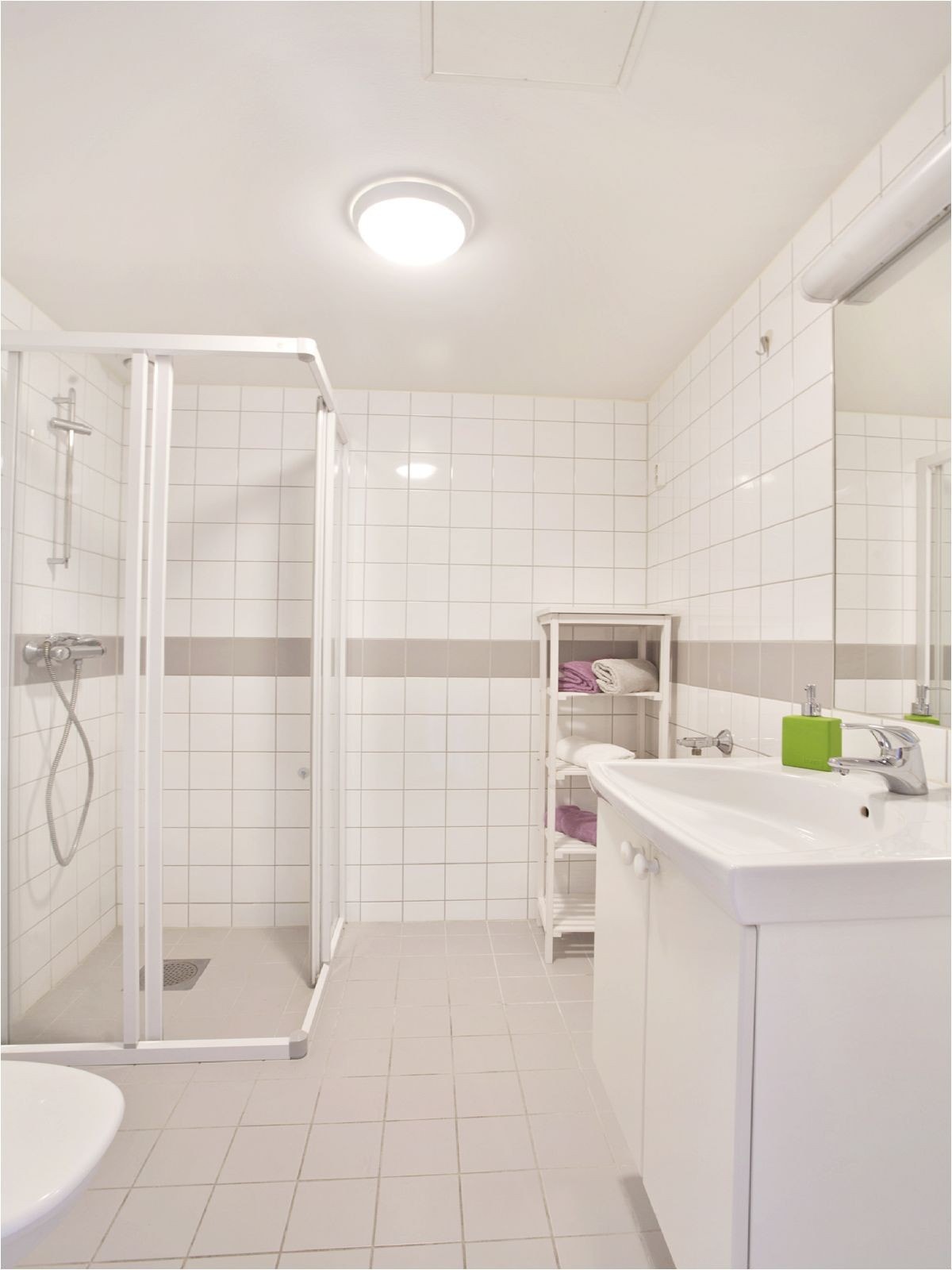 Fliskagt bad med gulvvarme. Galleribilde