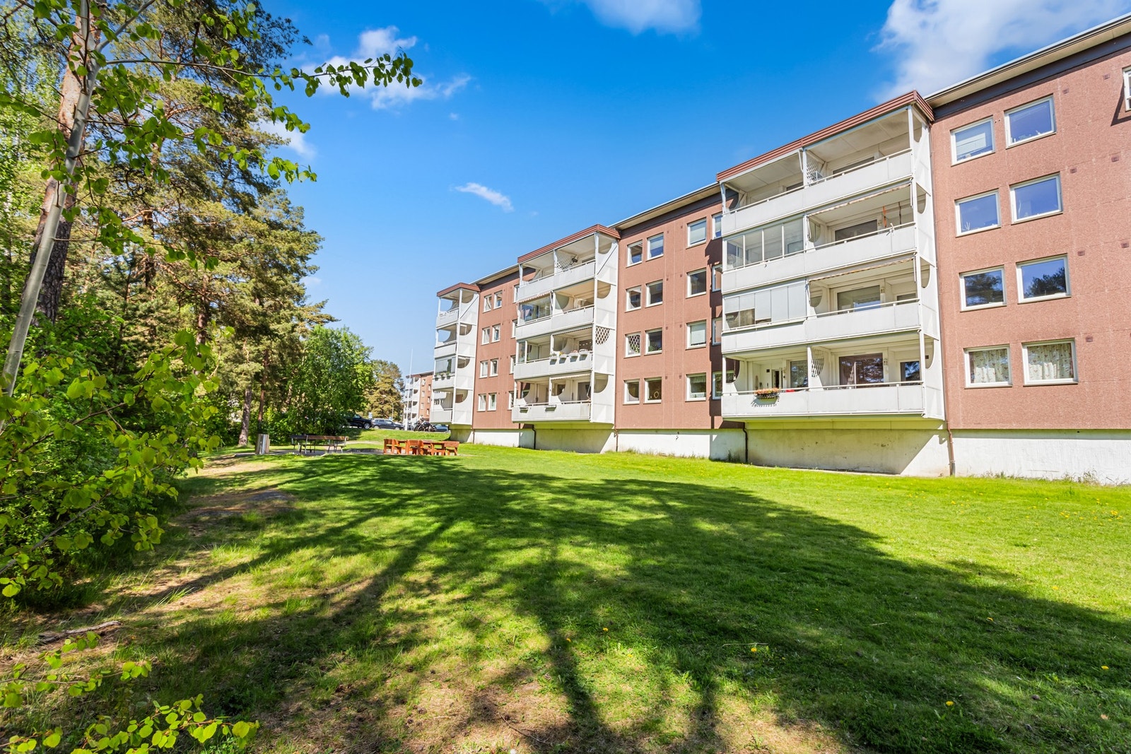 Leiligheten ligger fint plassert på enden i 3. etasje, i et skjermet og rolig område på Oppsal/Trasop. Galleribilde