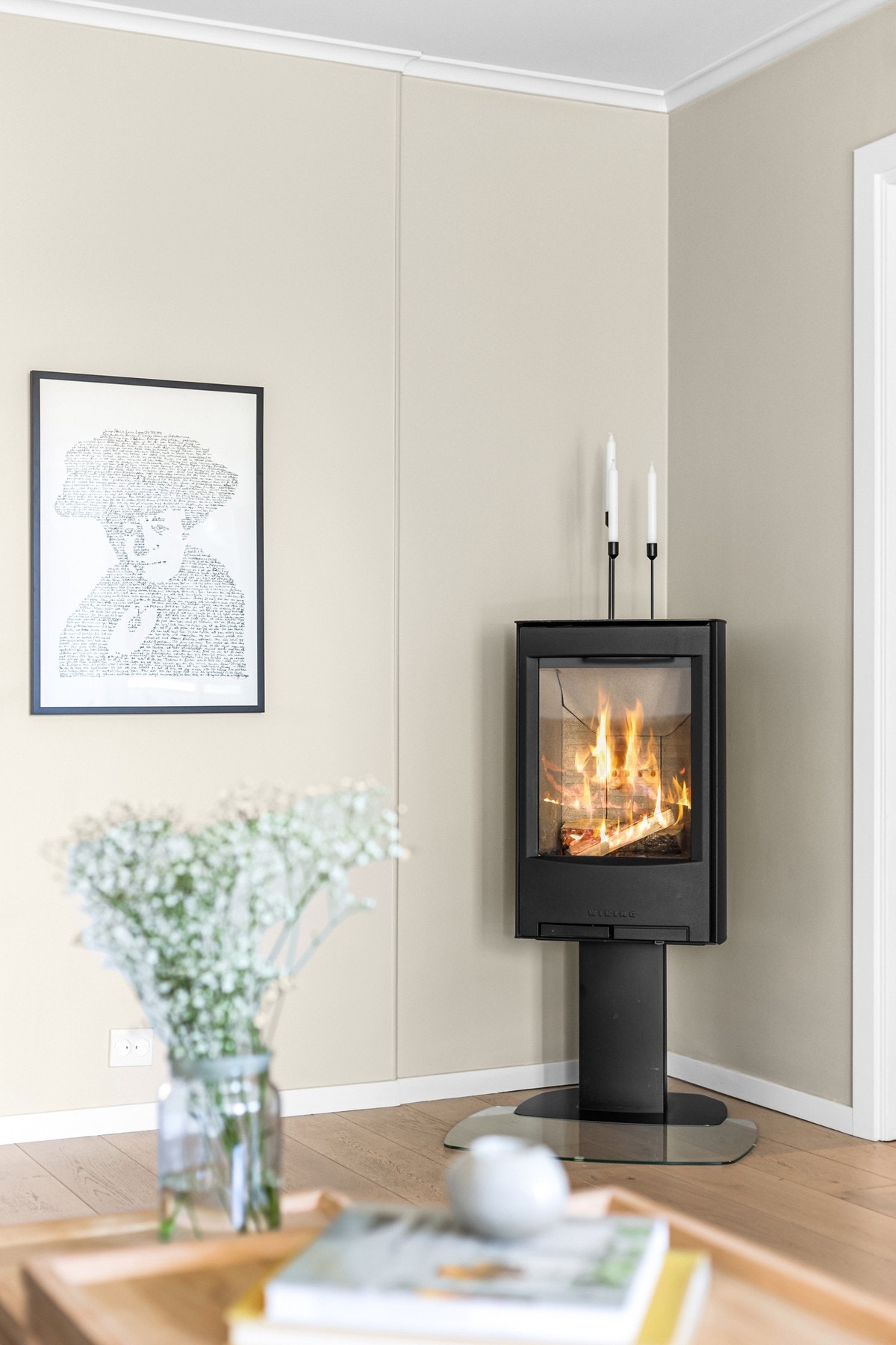 Den moderne peisovnen gir både effektiv varme og bidrar til ekstra hygge på kalde vinterkvelder. Galleribilde