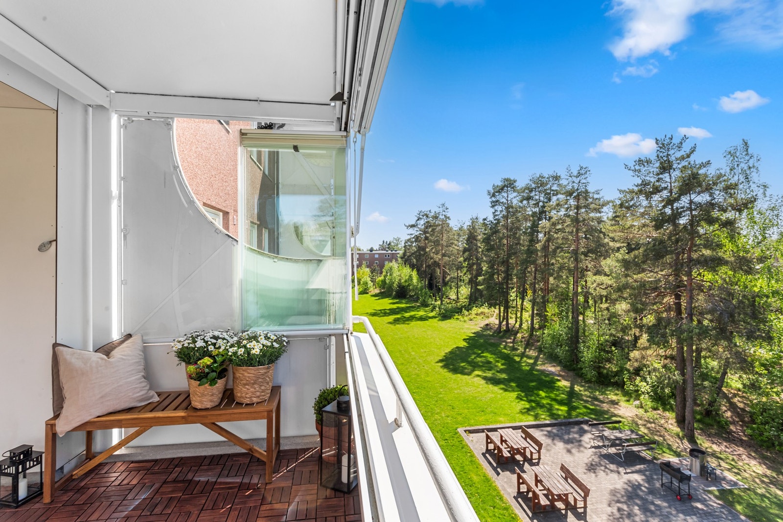 En lys og attraktiv 3-roms, med gjennomgående planløsning og god intern beliggenhet i borettslaget. Galleribilde