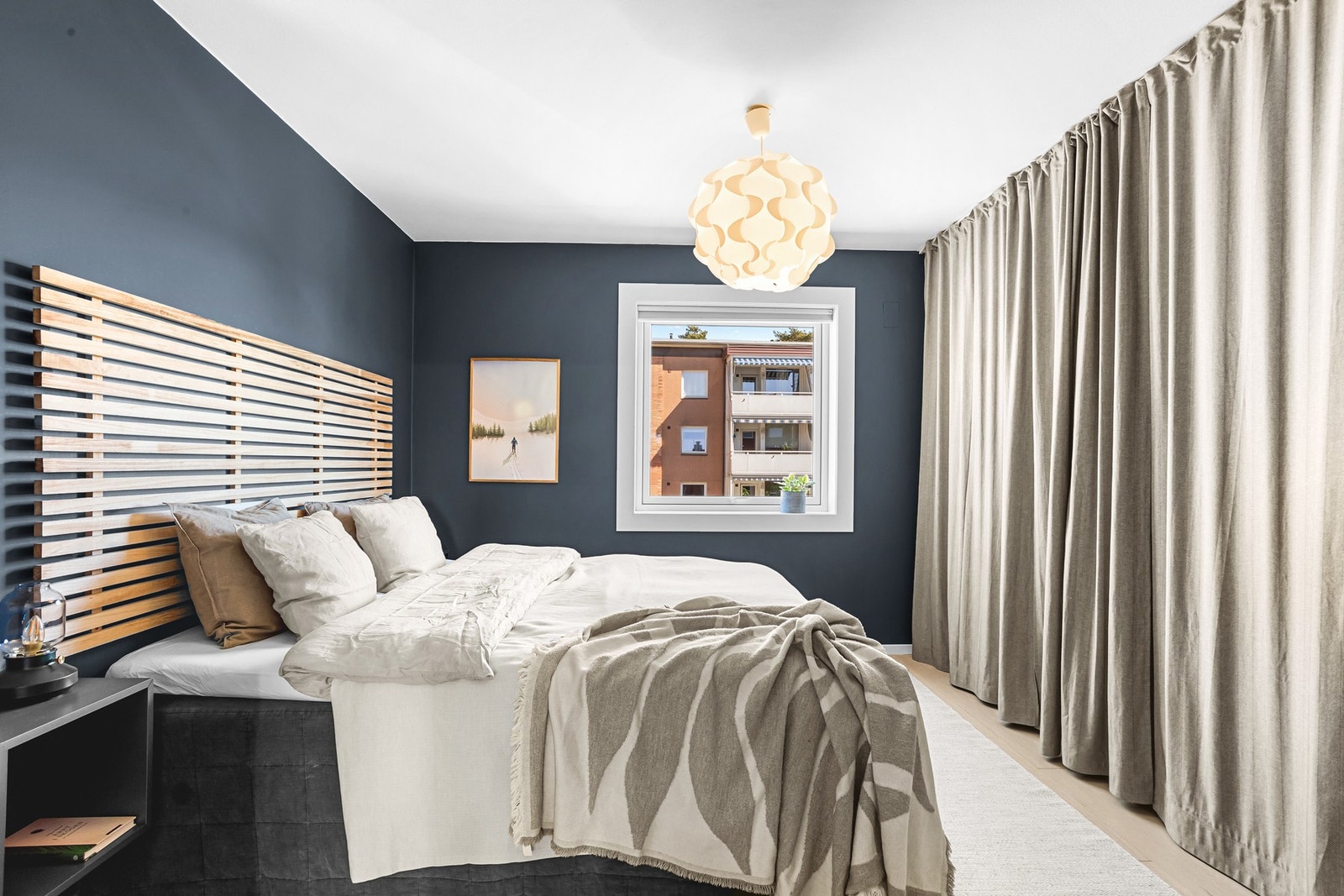 Det er to pene soverom i leiligheten - begge med store, østvendte vinduer som sørger for rikt, naturlig lysinnslipp. Galleribilde