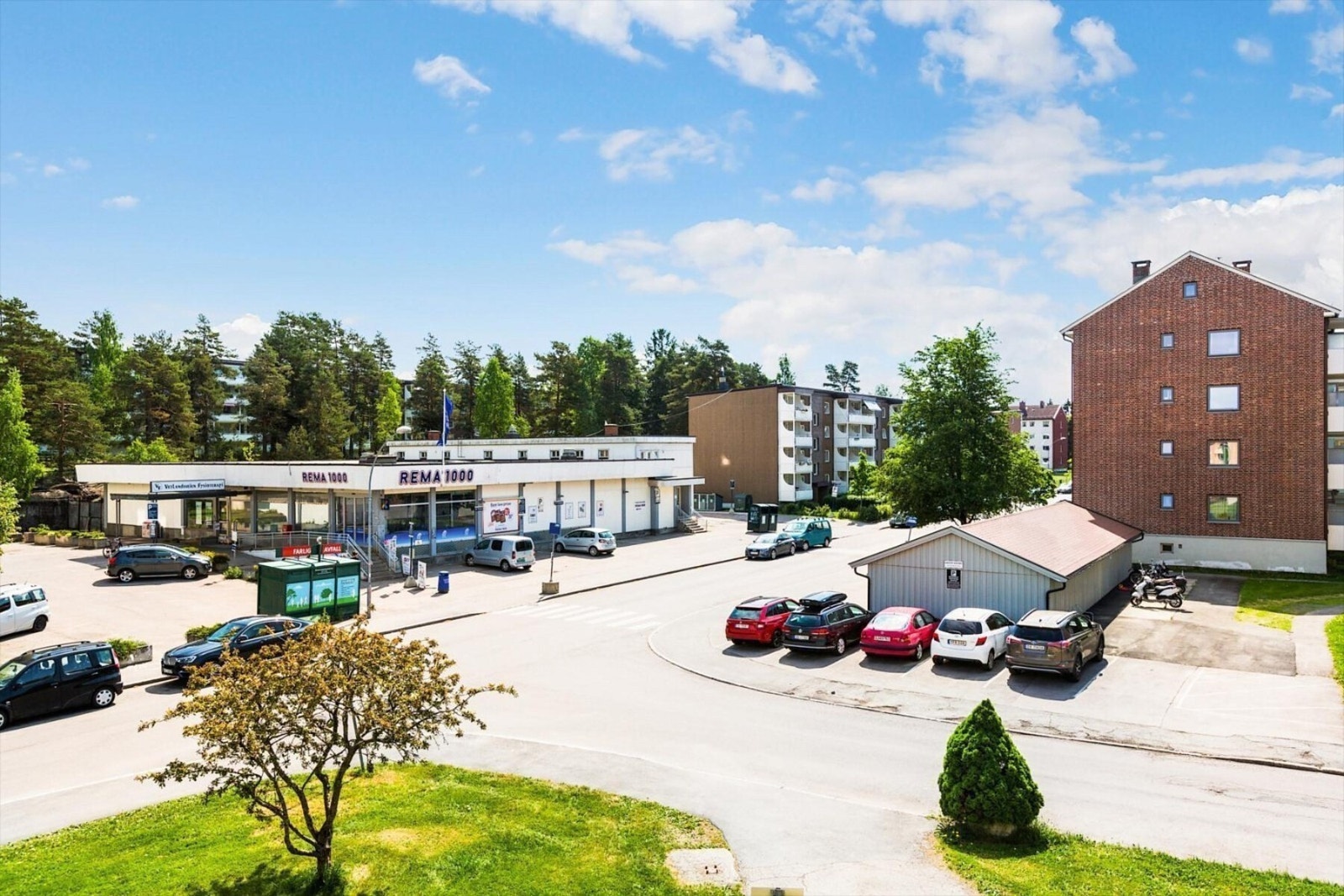 Dagligvarehandelen kan gjøres ved bl.a. Rema 1000 som ligger ca. 2 min gange fra boligen, ellers Coop Prix og Kiwi som alle er i gangavstand fra boligen. Galleribilde