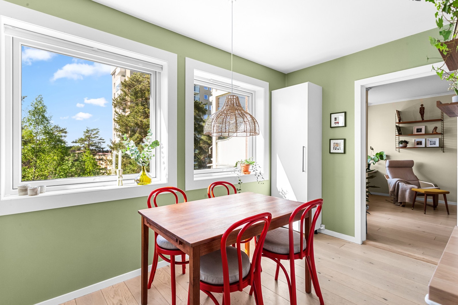 Fra stuen har du direkte adkomst til kjøkkenet. Her har du fin plass til spisebord der måltidene kan nytes i hyggelig lag. Galleribilde