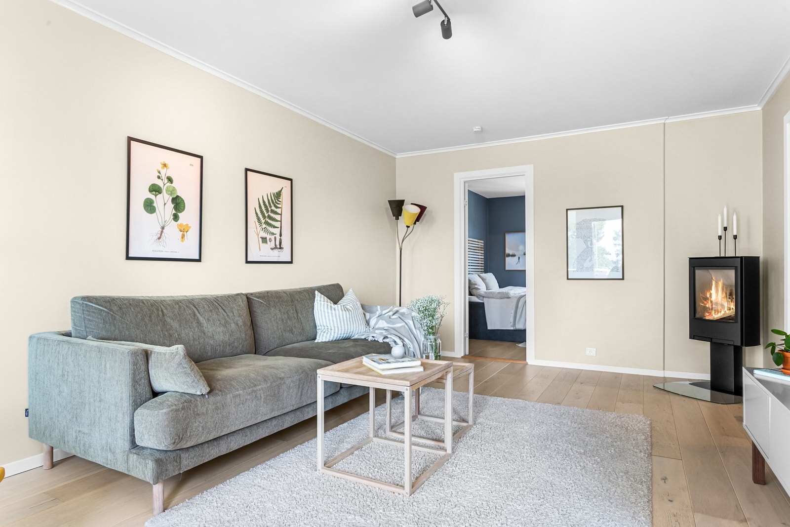 Vi går inn igjen. En innbydende stue, med malte overflater mot lys og pen 1-stavs eikeparkett. Galleribilde