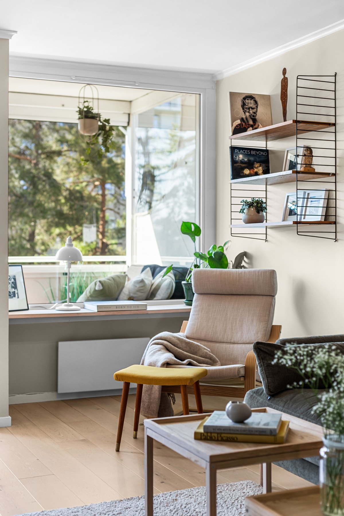 De store vindusflatene slipper inn rikelig med dagslys og gir en luftig romfølelse. Hyggelig lesekrok ved vinduet. Galleribilde