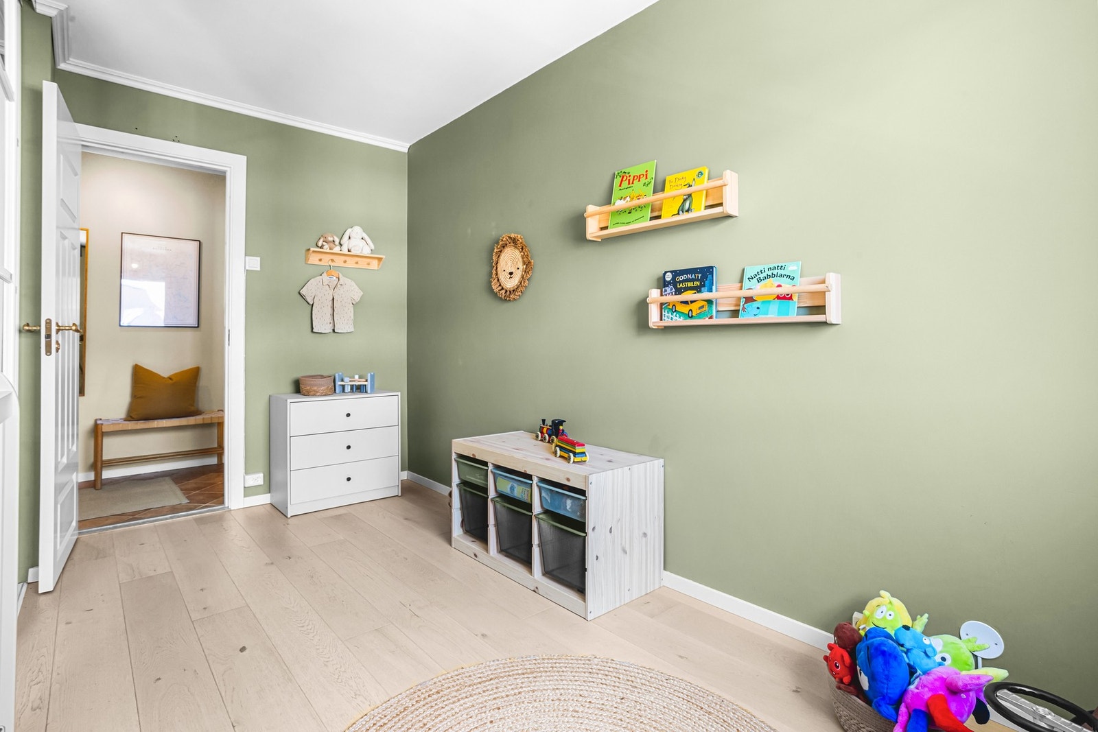 Veggene på soverommene er malt i pene fargetoner som står godt til de lyse gulvene. Man har fin boltreplass på gulvet. Galleribilde