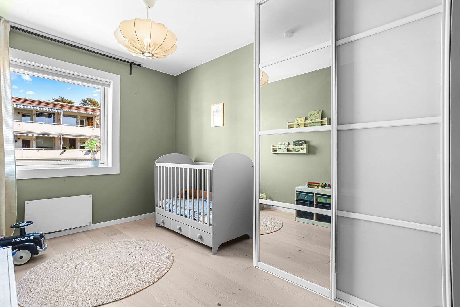 Rommet er av god størrelse og kan innredes med seng, skrivebord eller annet møblement. Galleribilde