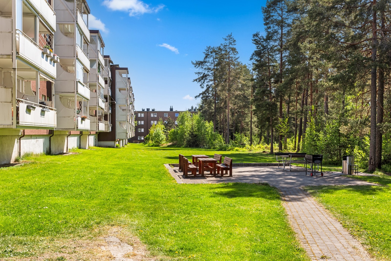 Vetlandsfaret, på motsatt side av blokken, er en enveiskjørt og rolig gate. Borettslaget har pent opparbeidet fellesareal. Galleribilde