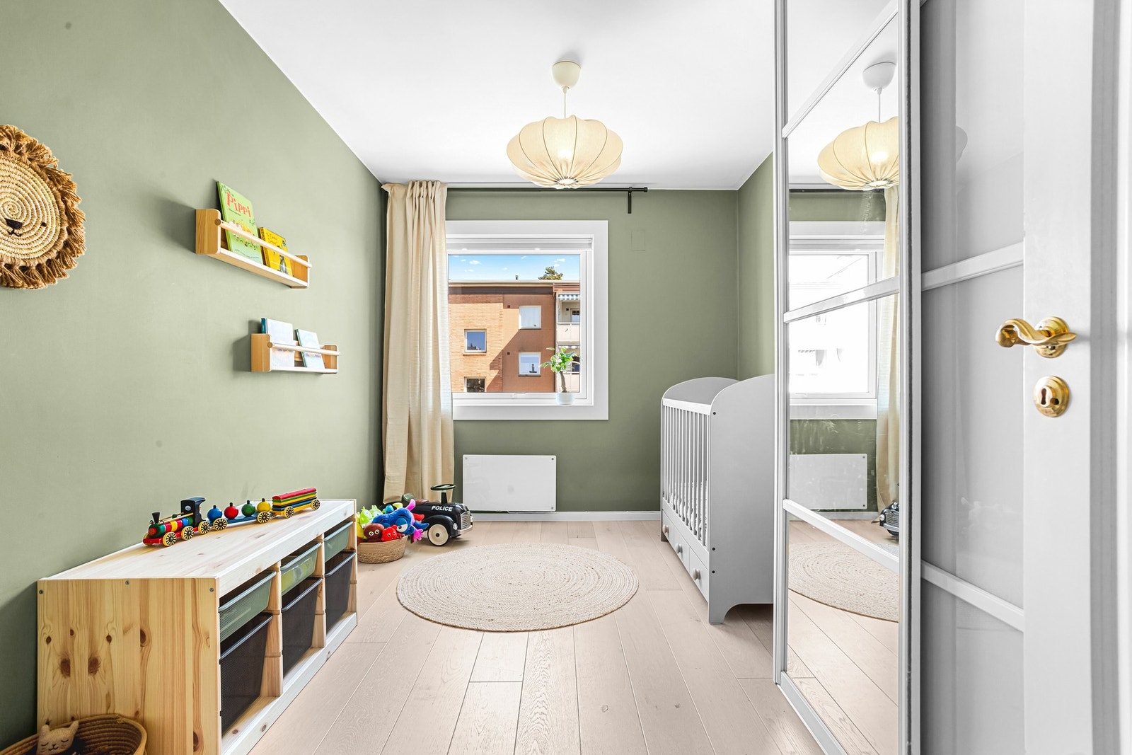 Leilighetens andre soverom benyttes i dag som et koselig barnerom, med praktisk klesskap og gode lagringsmuligheter. Galleribilde