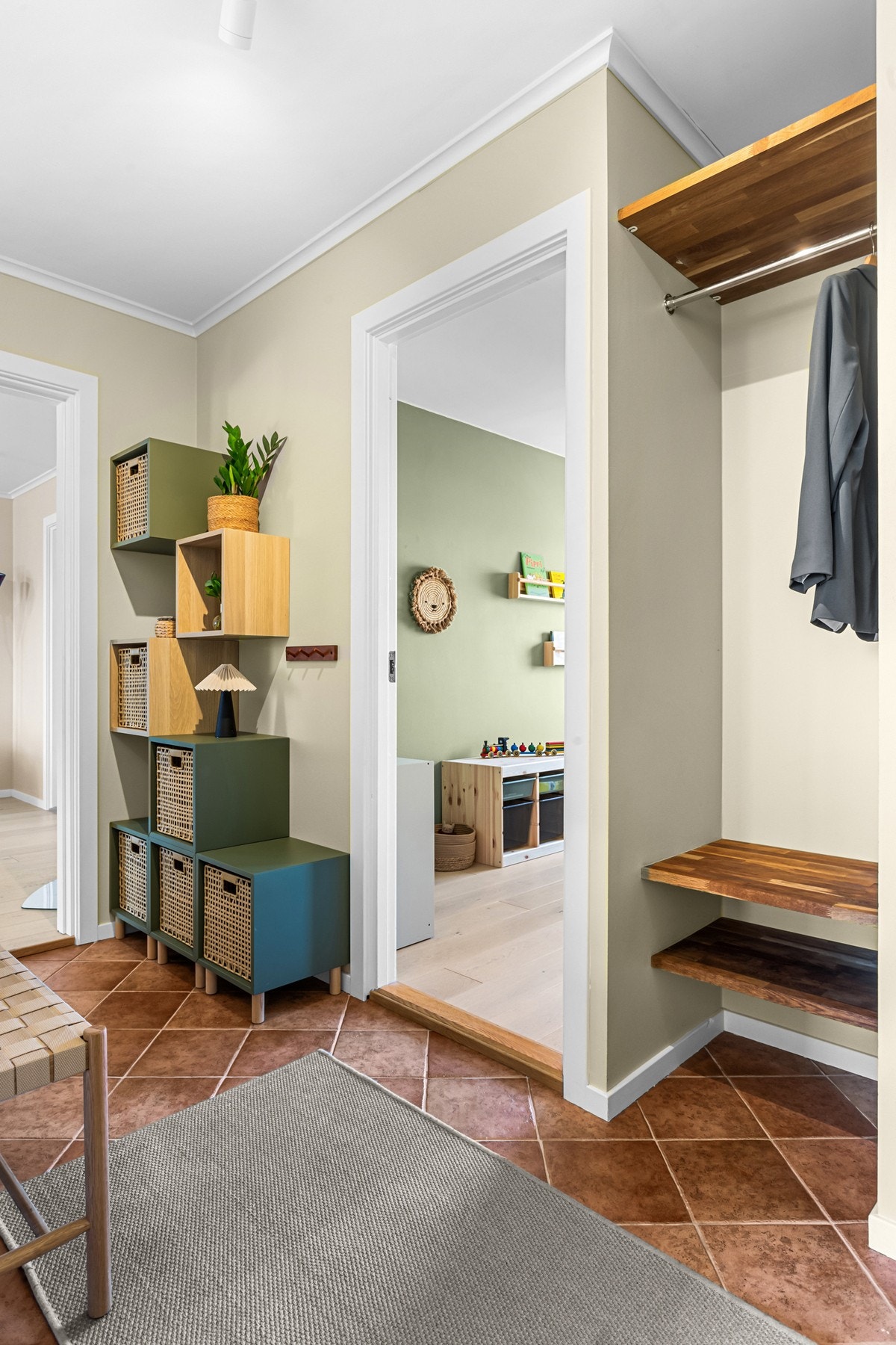 Entreen har garderobenisje med stang og plass for kommode eller annet entrémøblement. I entreen er det lagt fliser med gulvvarme. Galleribilde