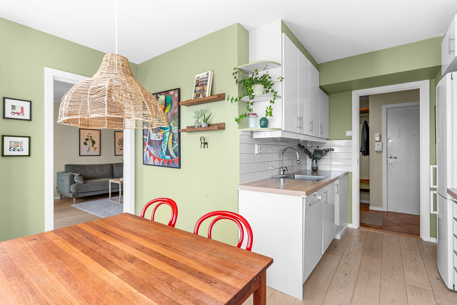 Kjøkkenet er utviklet som en vinkel, og har adkomst både fra stuen og entreen. Galleribilde