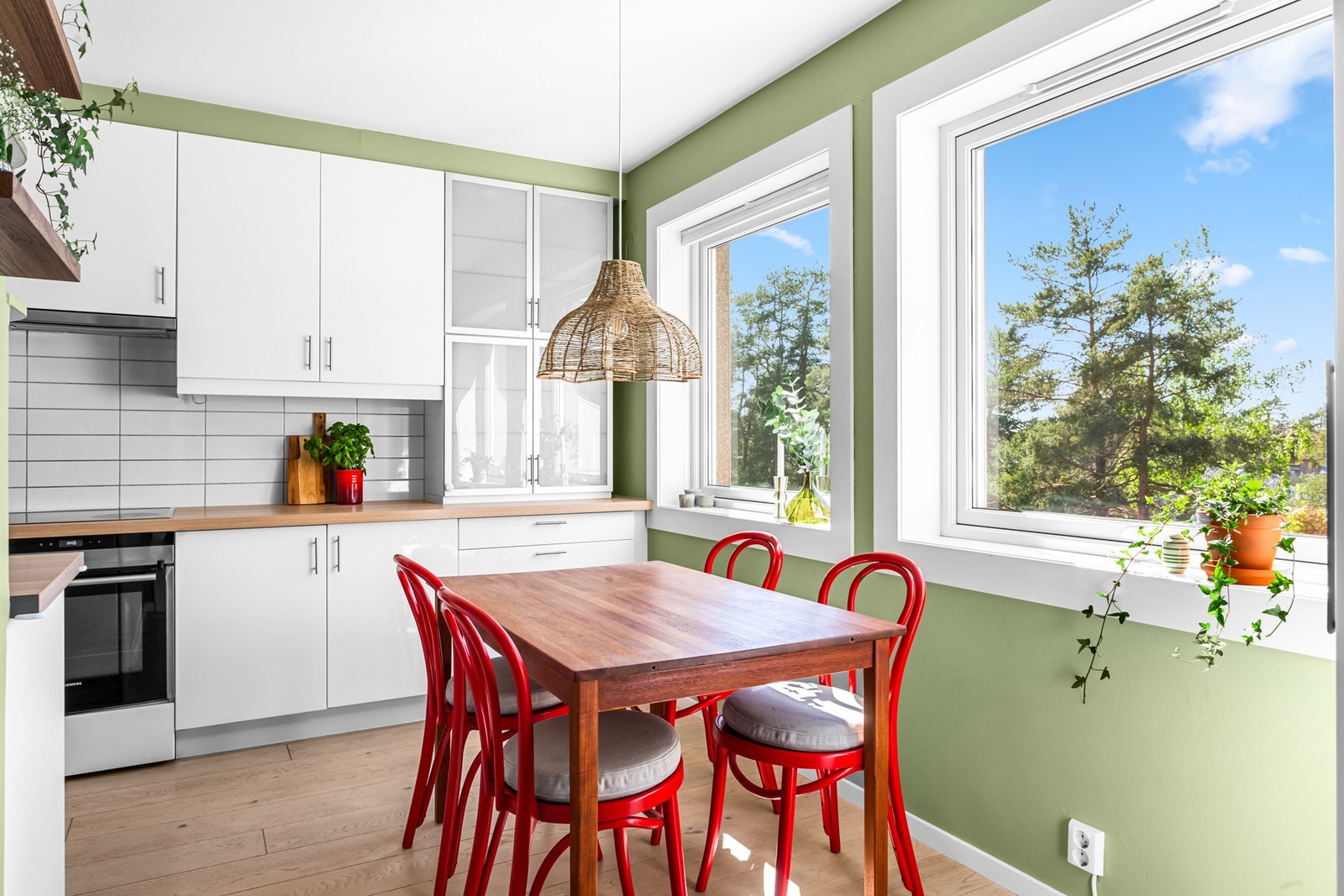 Kjøkkenet er velholdt og har en delikat, tidløs stil med god benkeplass og rikelig med oppbevaringsmuligheter. Galleribilde