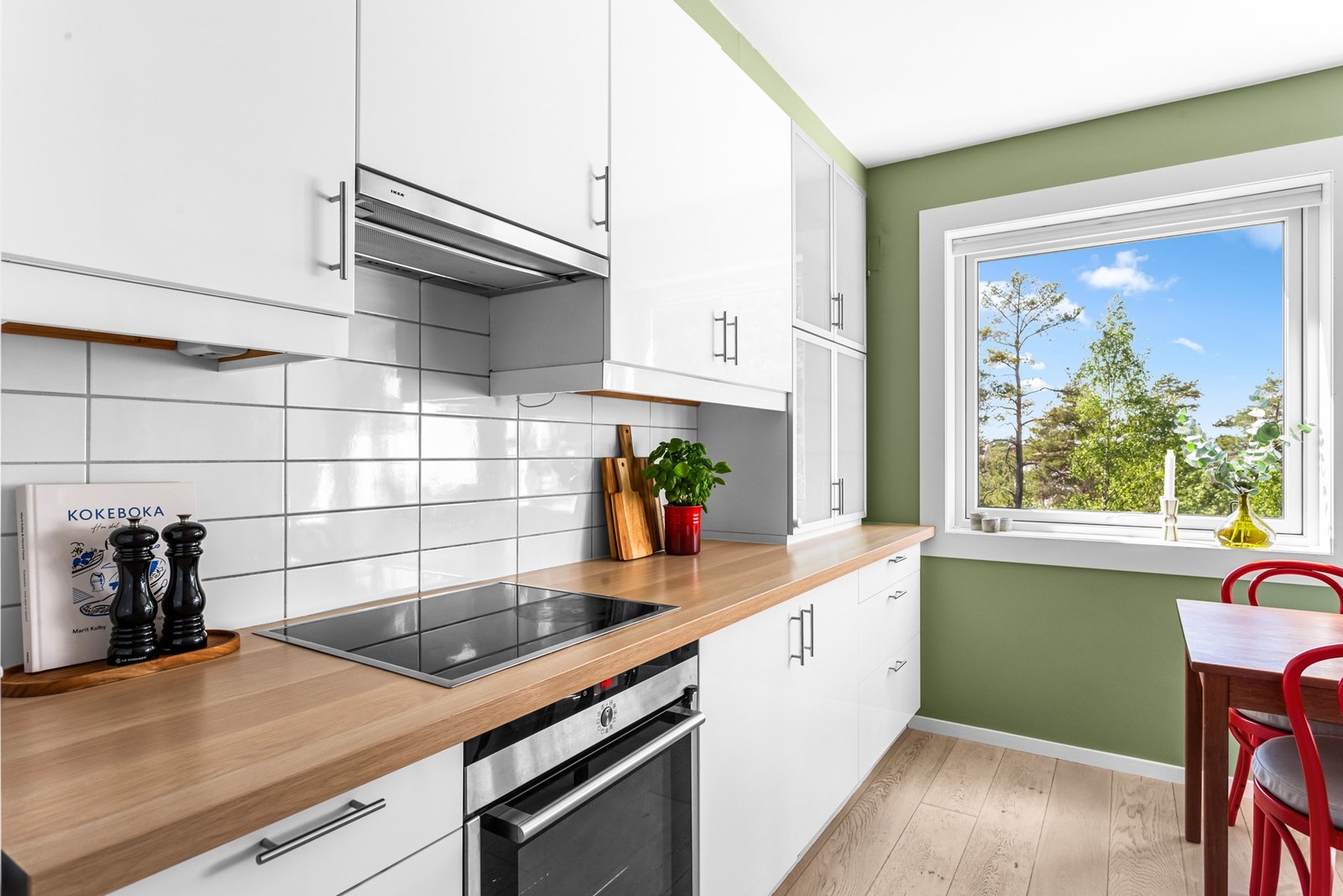 Innredningen fra 2011 har hvite, glatte fronter og laminat benkeplate. Veggen over benken er kledd med fliser, som står godt til resten av interiøret. Galleribilde