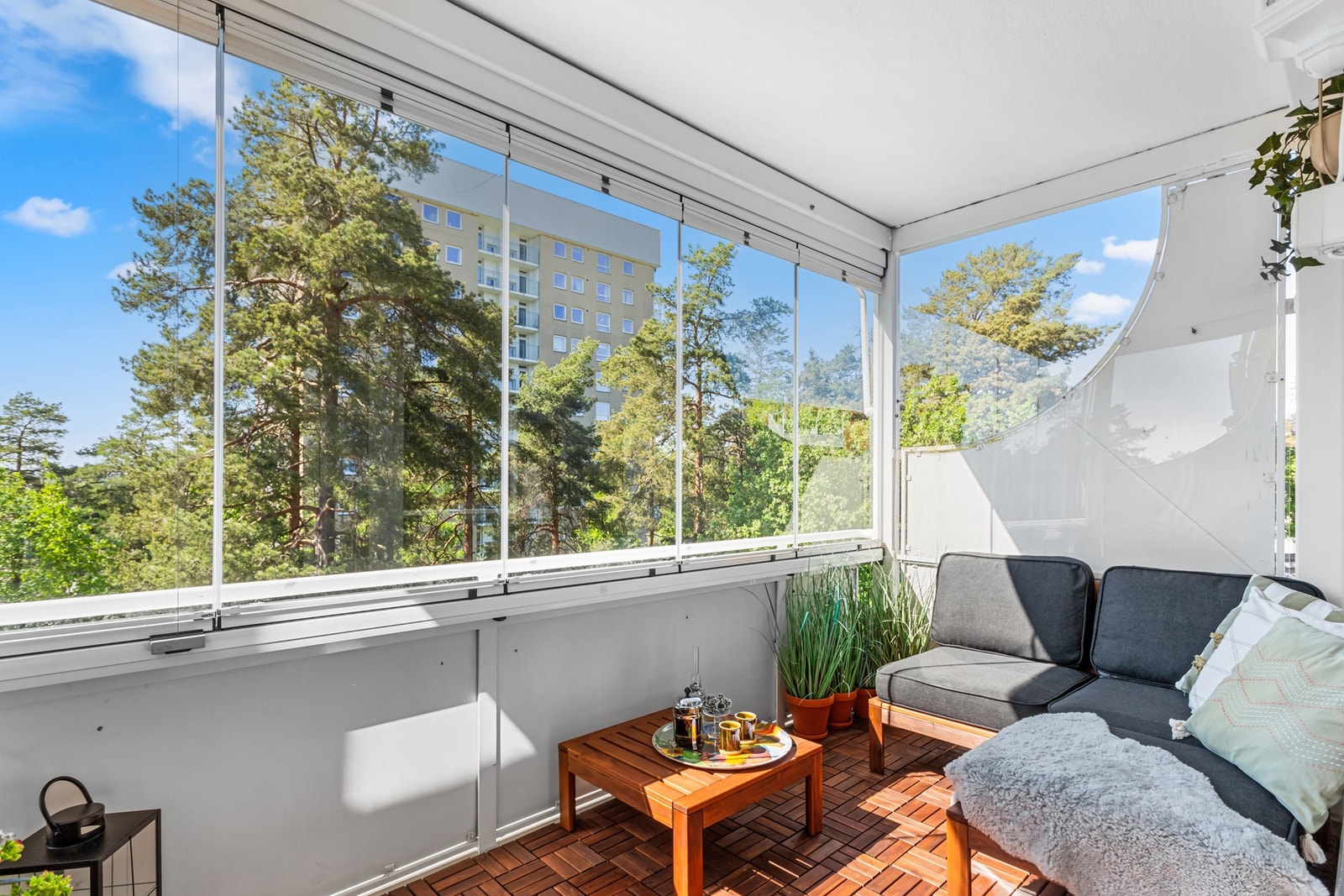 Fra stuen er det utgang til en solrik, innglasset balkong på ca. 9 kvm. Den gode størrelsen gir plass til både sittegruppe og grill, perfekt for hyggelige sommerdager. Galleribilde