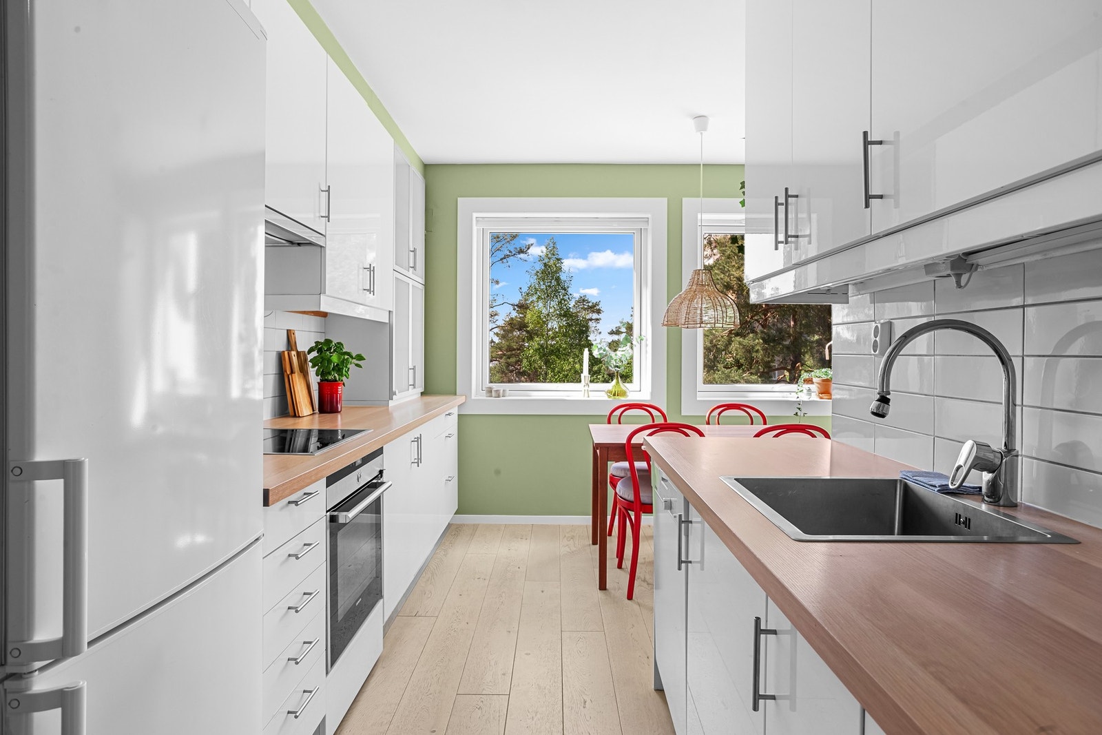 Kjøkkenet har integrert induksjonsplatetopp, stekeovn, oppvaskmaskinopplegg og god belysning under overskap. Galleribilde