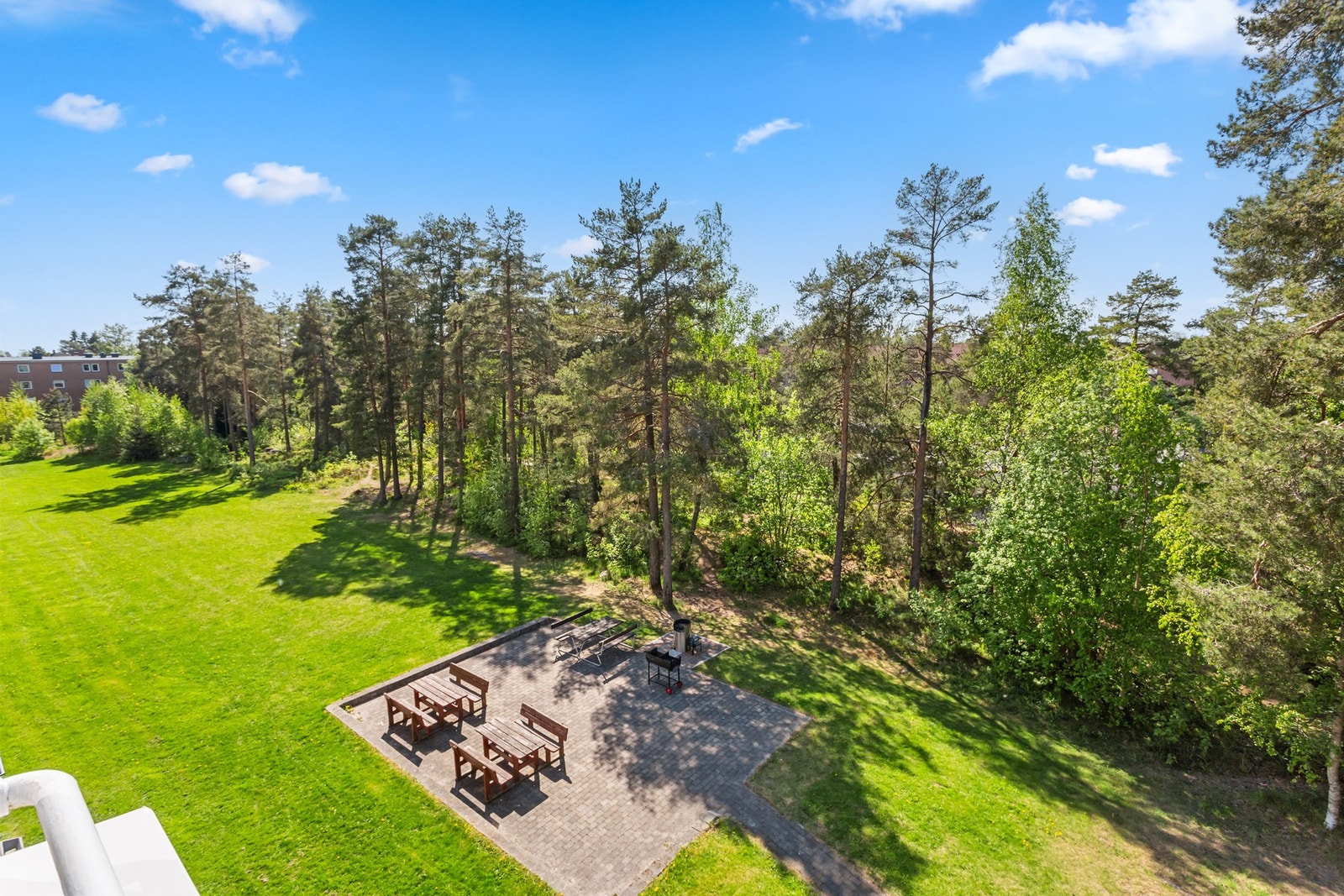 Leiligheten har en svært god intern beliggenhet, med naturen tett på og lite innsyn. Galleribilde