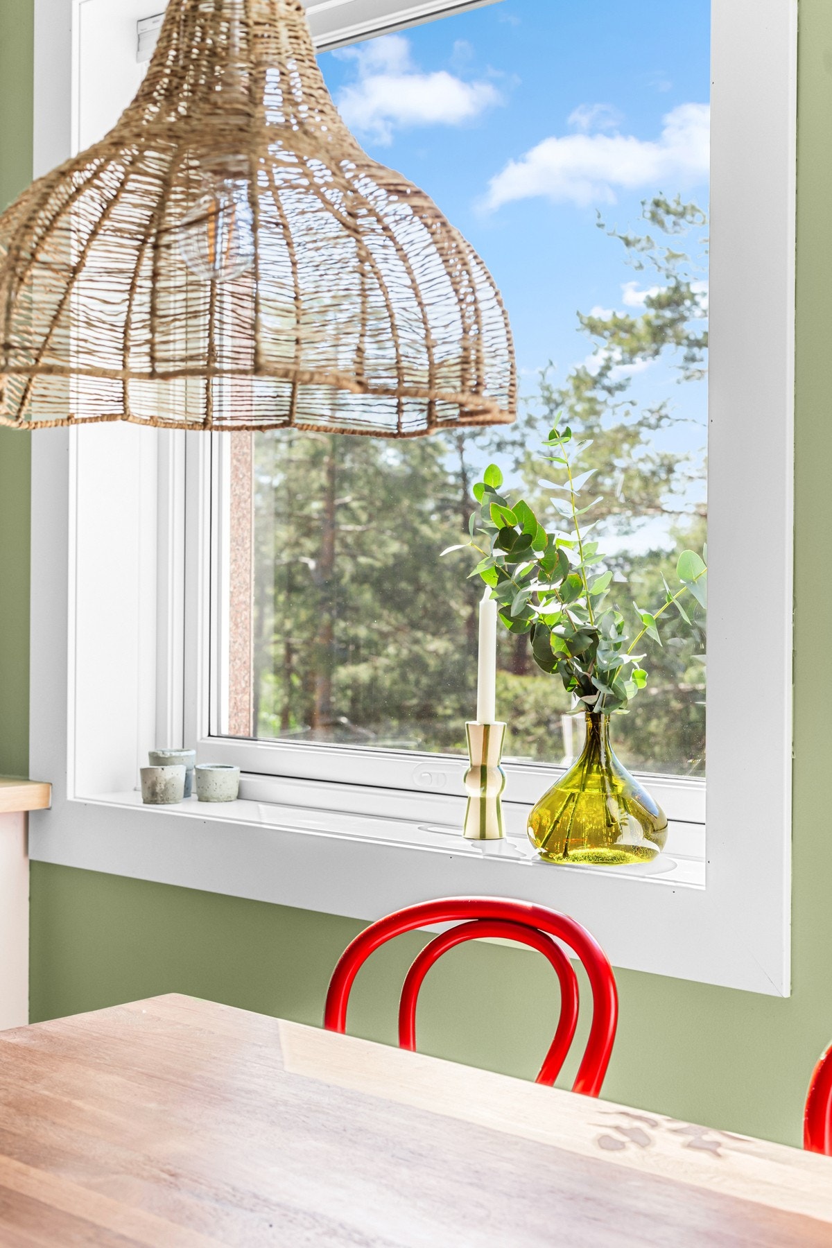 Kjøkkenet har to store vindusflater som slipper inn rikelig med naturlig lys, og gir en god romfølelse. Herlig å kunne nyte den grønne utsikten sammen med måltidet. Galleribilde