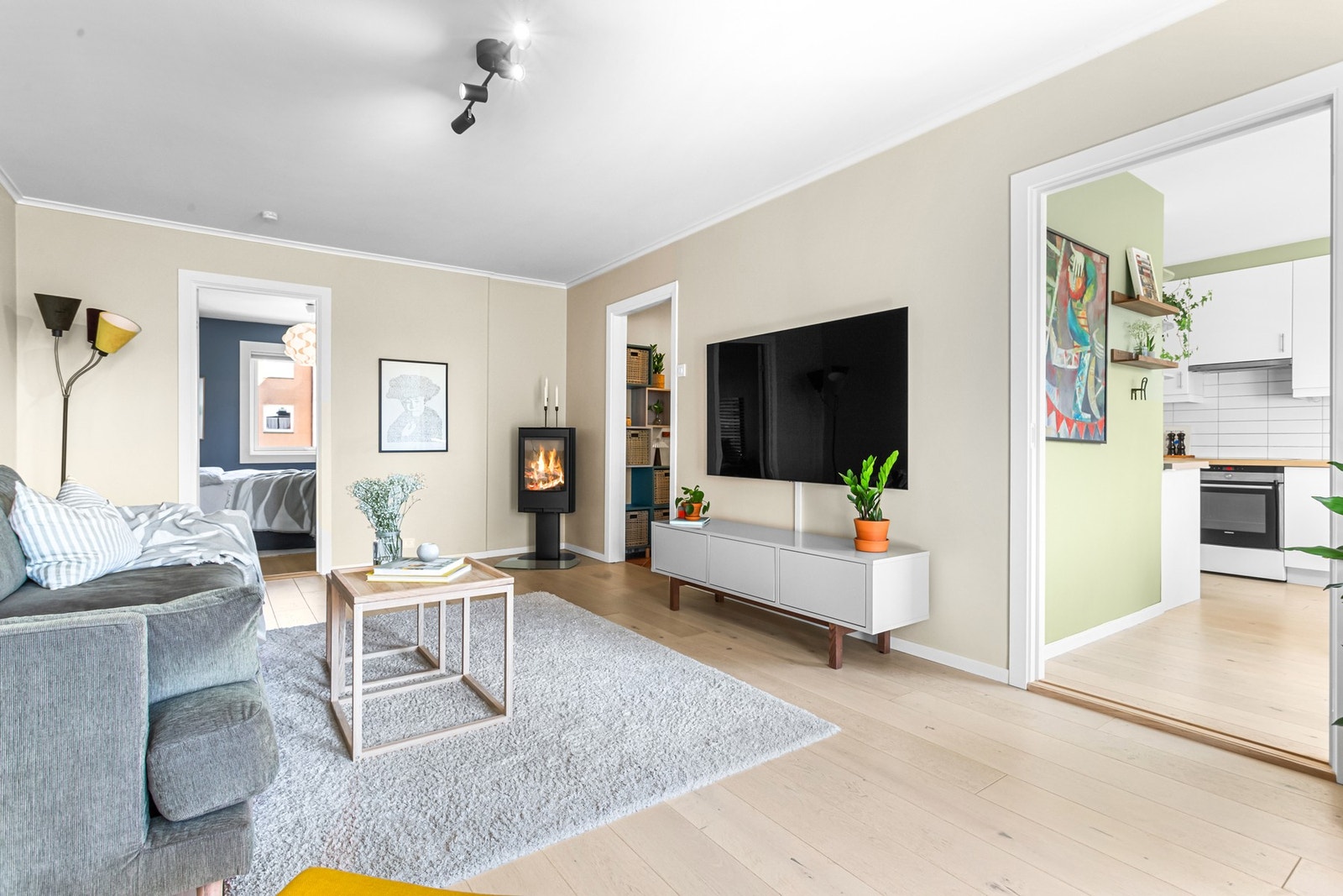 Leiligheten har et romslig og møbleringsvennlig oppholdsrom. Galleribilde