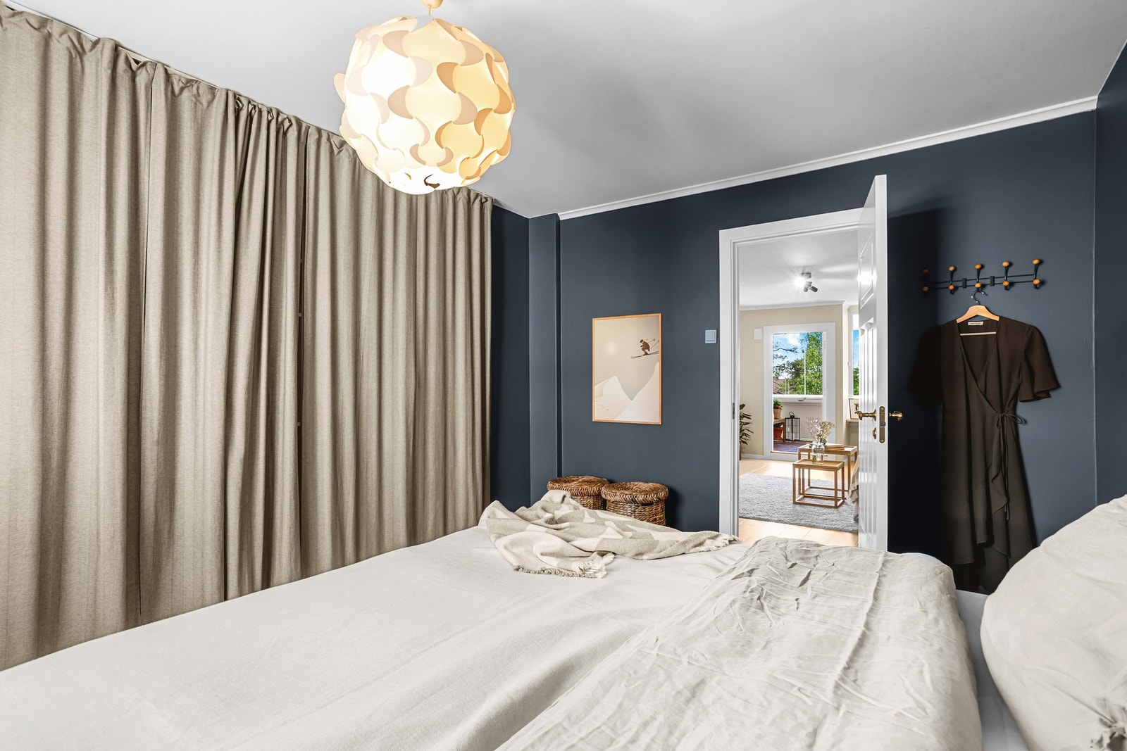 Rikelig med oppbevaringsplass langs hele veggen på hovedsoverommet, skjult bak gardiner. Det er mulig å sette inn skyvedører. Galleribilde