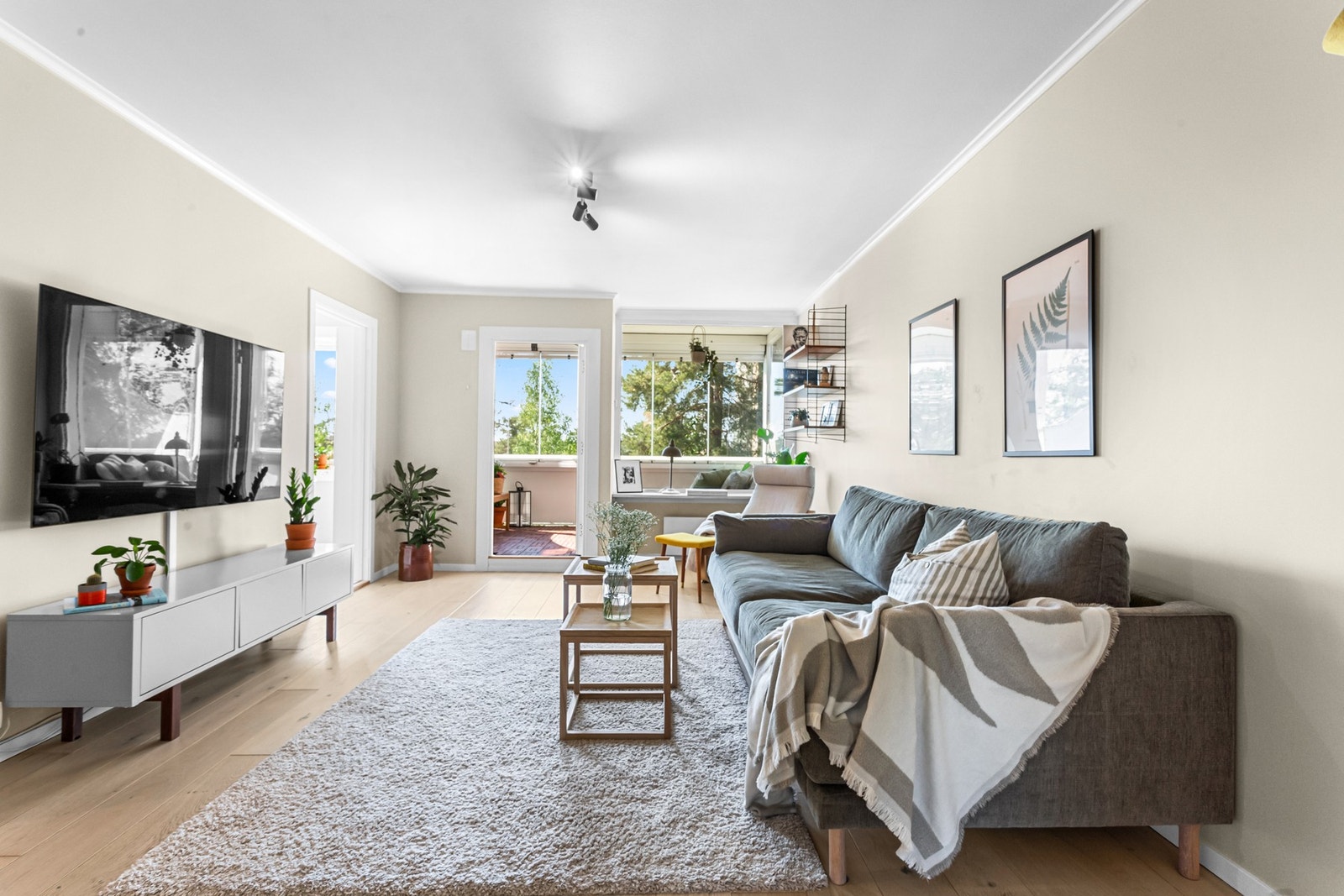 Stuen har god plass til sofagruppe og tilhørende TV-møblement, samt godstol. Galleribilde