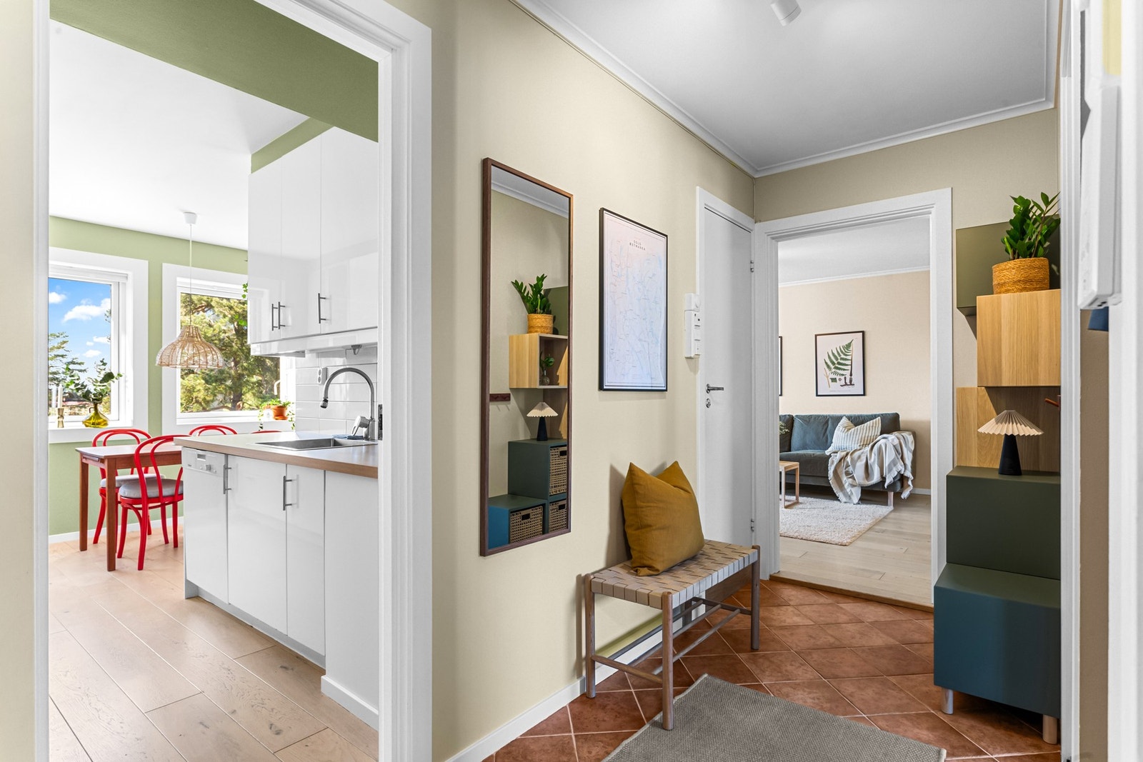 Gjennomgående entré med fliser på gulv og lun gulvvarme. Lampen i gangen er byttet i 2025, med nye dimmere. Galleribilde