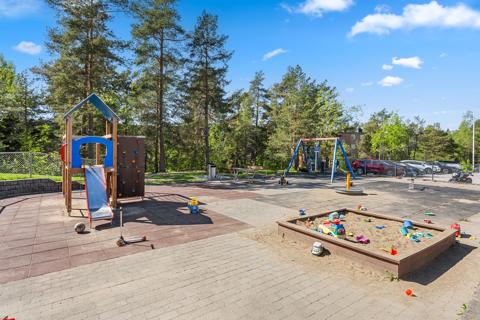 Det finnes mange lekeplasser i nærheten. Denne er en av favorittene til minstemann i husstanden, og ligger rett bortenfor neste boligblokk. Galleribilde