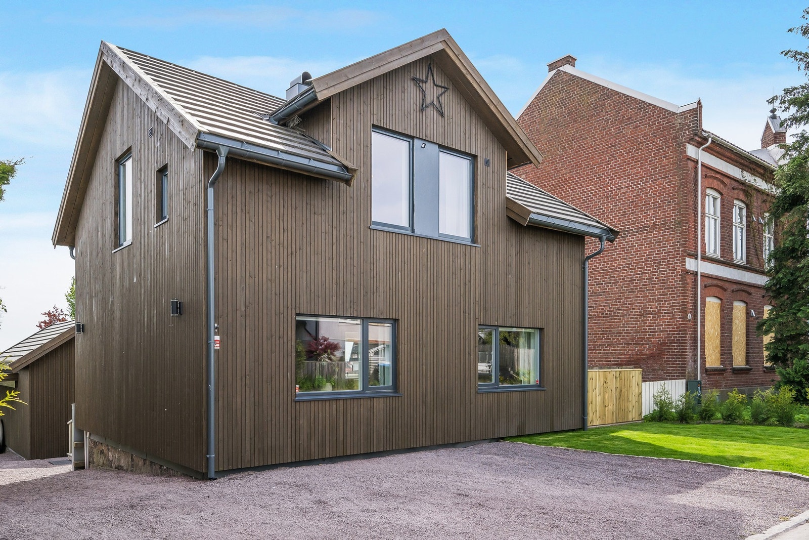 Boligen er opprinnelig fra ca. 1900 og er som vi ser betydelig oppgradert - naboens hus er bygget i teglstein Galleribilde