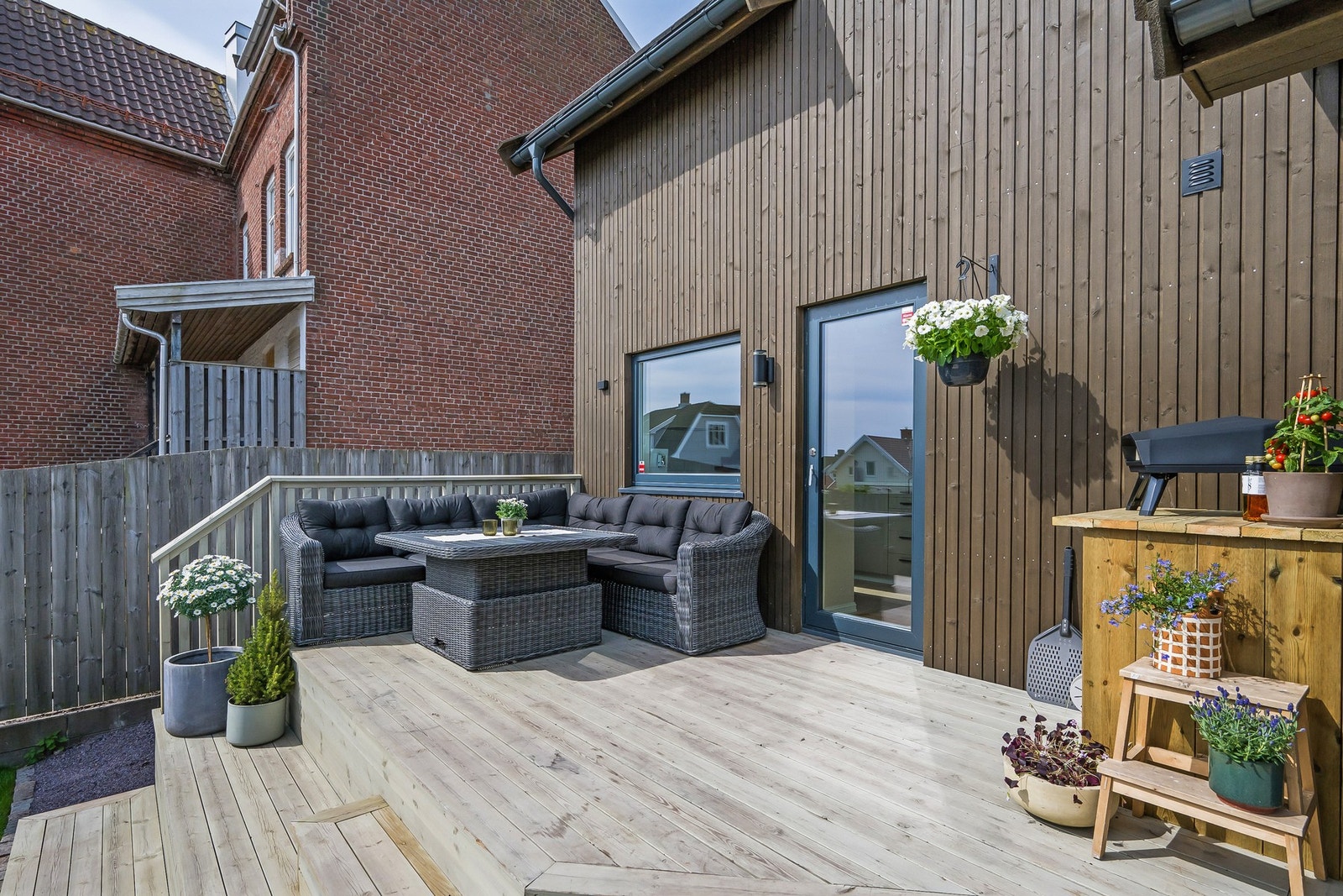 Fra kjøkkenet går vi ut til en stor frokostterrasse Galleribilde