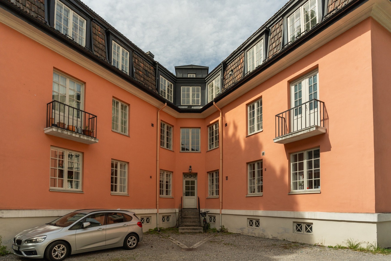 Leiligheten disponerer én parkeringsplass i bakgården med direkte adgang til leiligheten gjennom gårdens baktrapp. Galleribilde