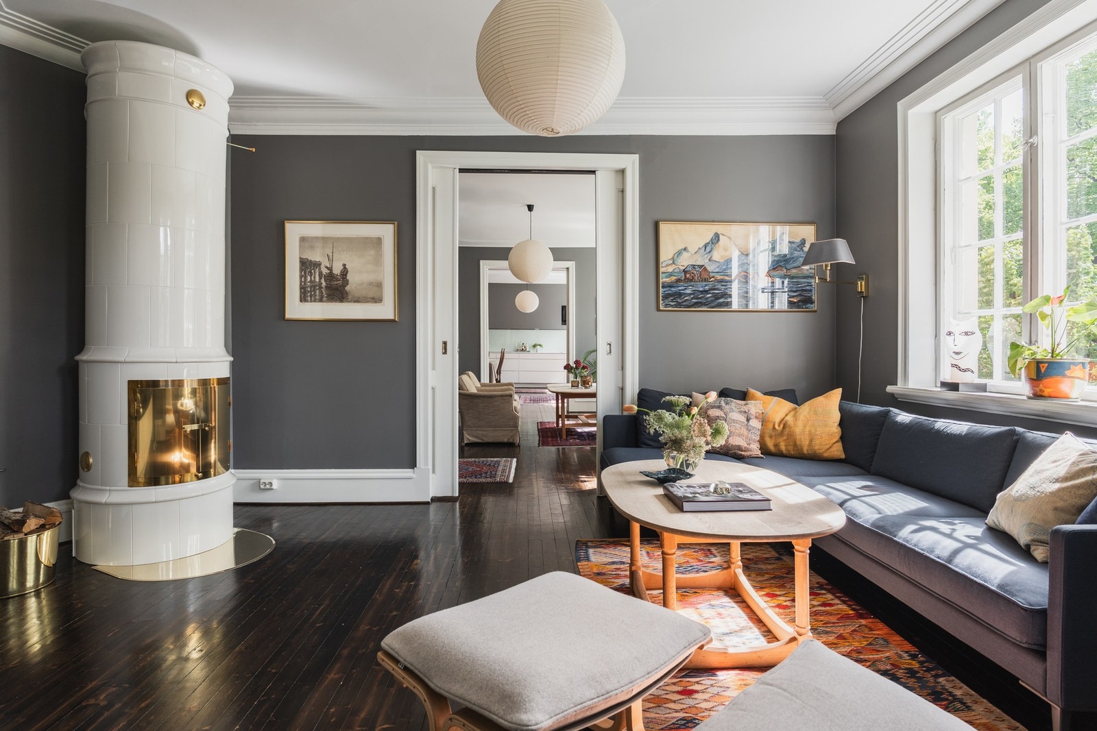 Solrik hjørneleilighet i ikonisk 20-talls gård. Parkering. God takhøyde, kakkelovn og frodig felleshage. Galleribilde