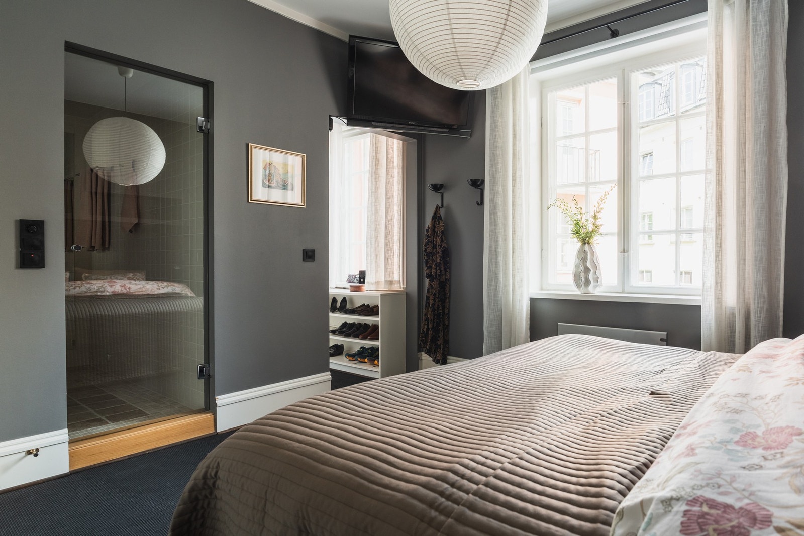 Rommet har tilgang til eget bad via glassdør, samt et velinnredet garderoberom. Galleribilde