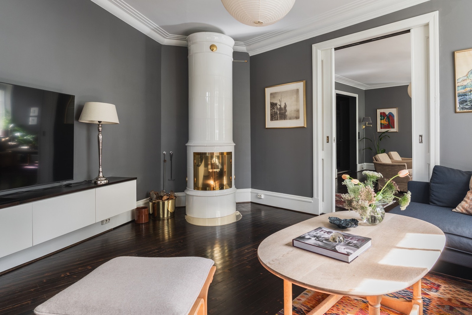 Kakkelovnen når nesten helt til taket og er som et smykke i rommet. Galleribilde