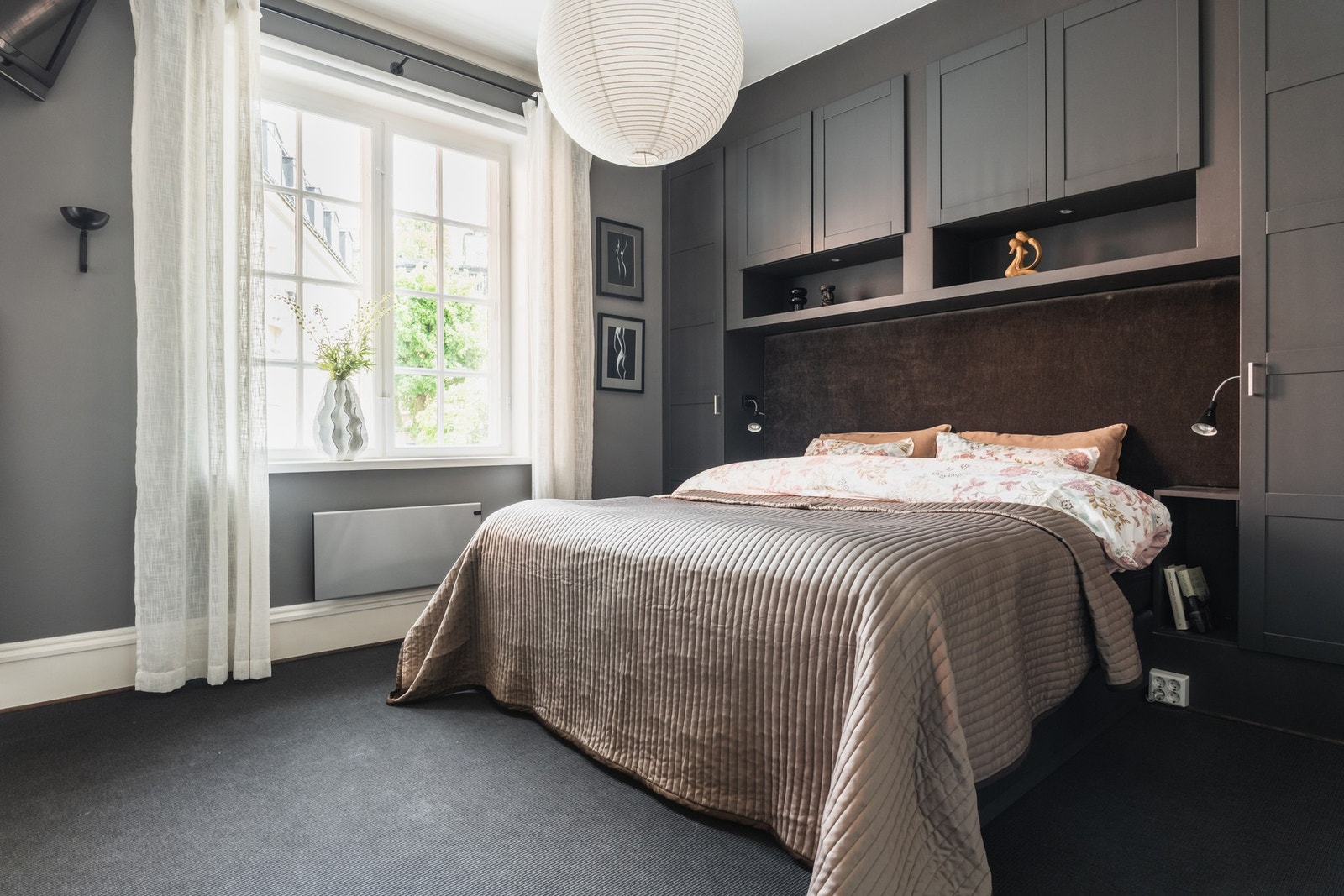 Hovedsuiten er innredet med plassbygde skap, nattbord og leselamper rundt sengeplassen. Galleribilde