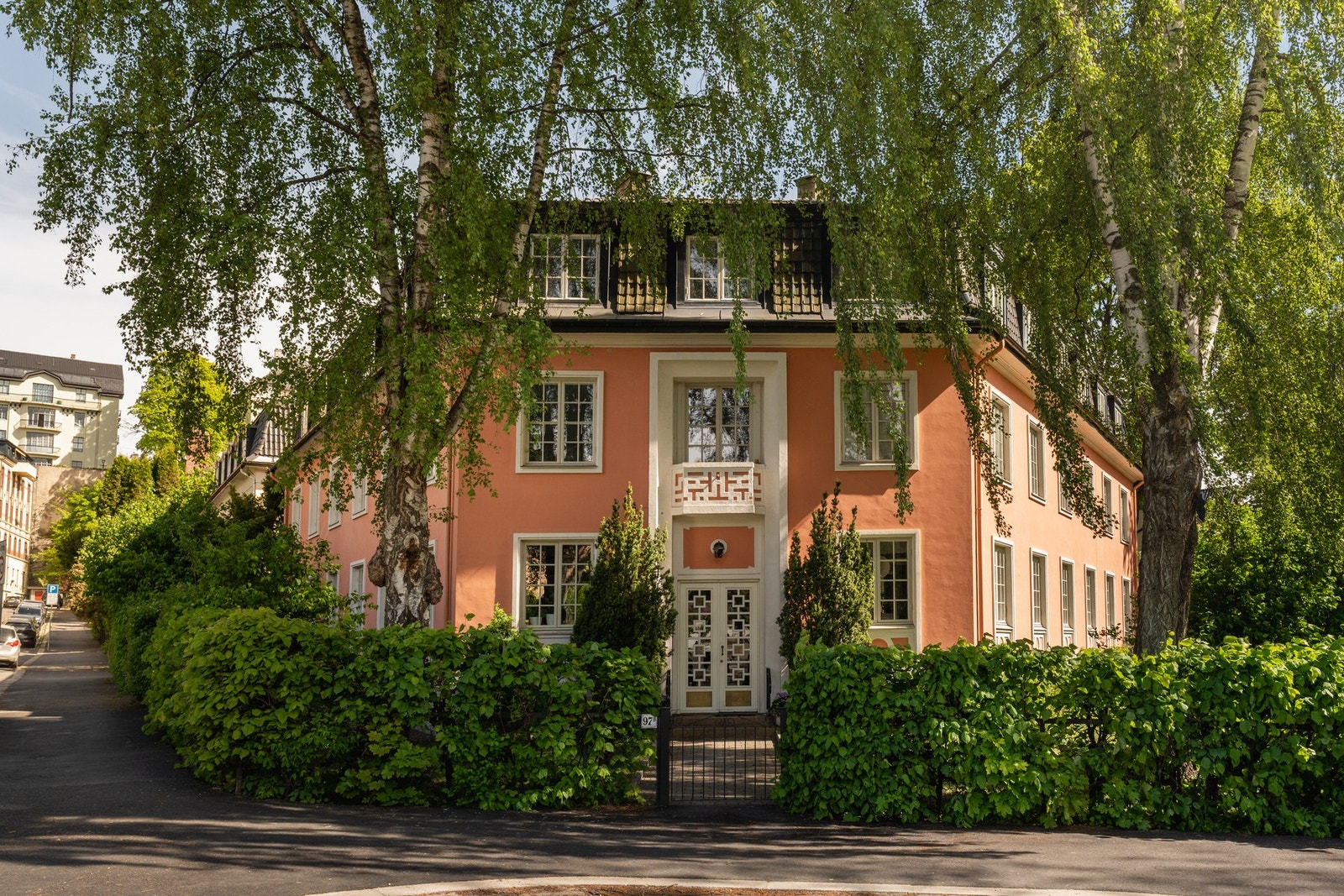 Ikonisk gård oppført i moderne nyklassisisme arkitektur fra 1928. Fasaden har vakker utsmykking. Galleribilde